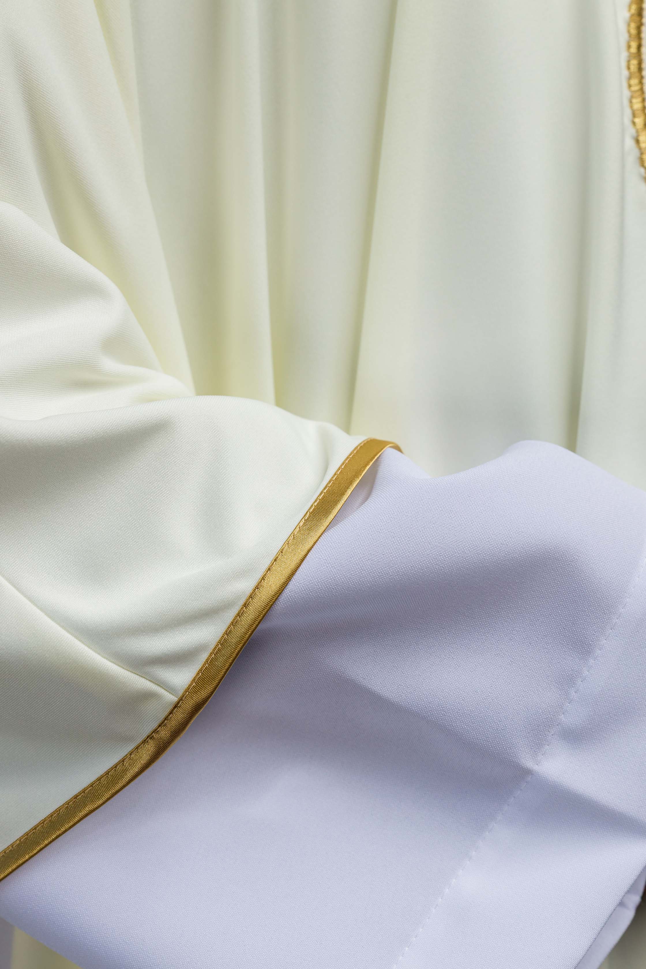 Casula em marfim com bordado IHS; tecido de malha