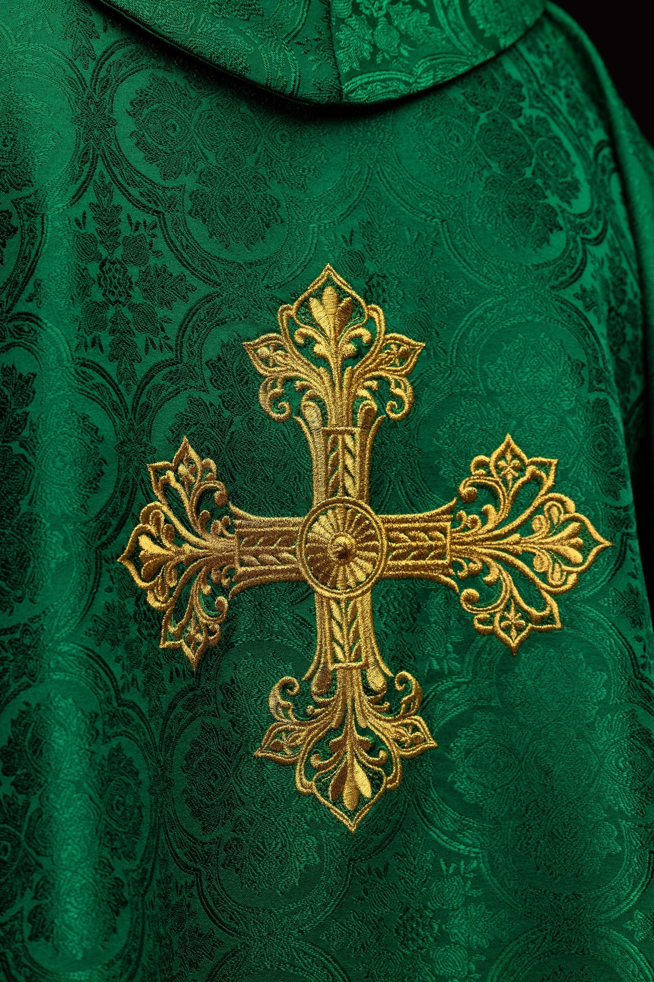 Casulla verde con cruz de tejido jacquard