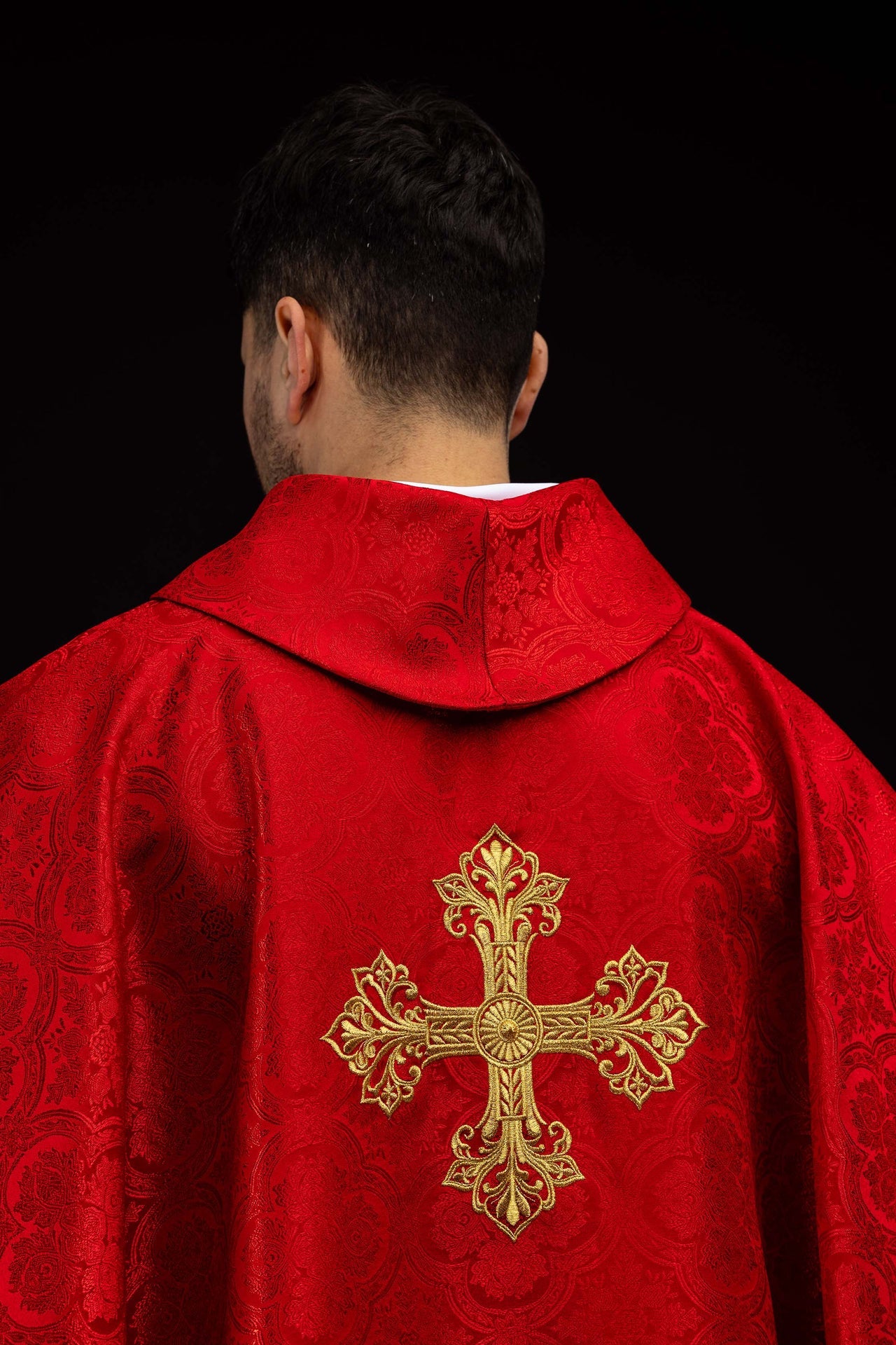 Casulla roja con cruz de tejido jacquard