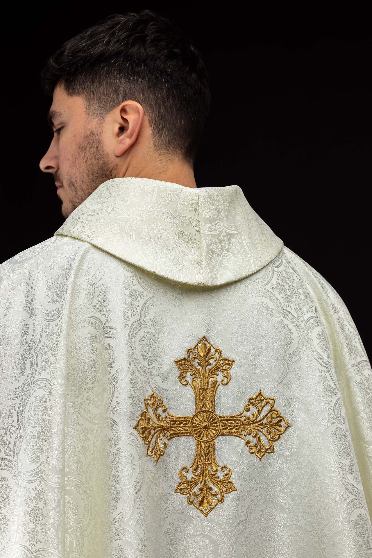 Casulla en color ecru con cruz de tejido jacquard