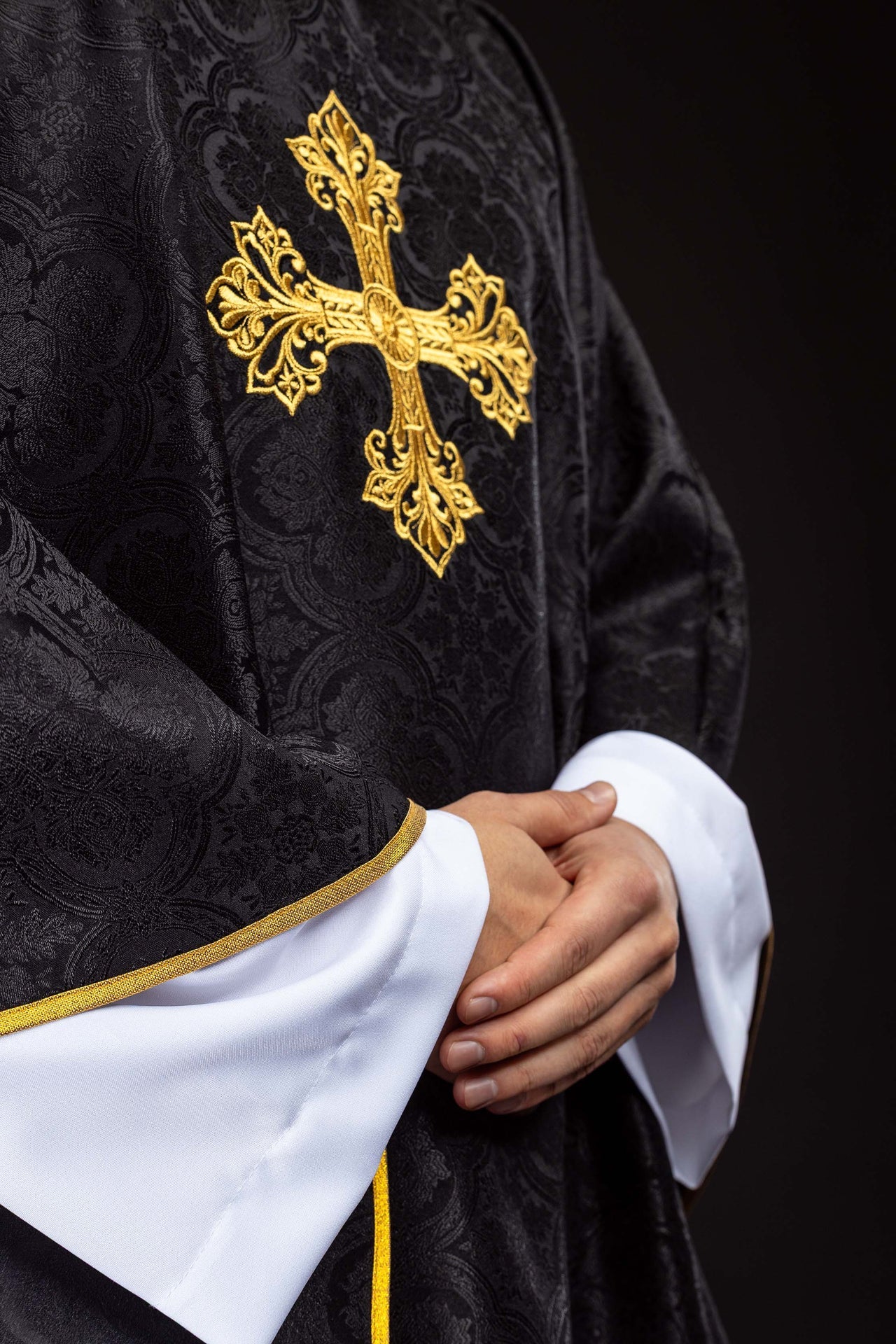Casulla negra con cruz de tejido jacquard