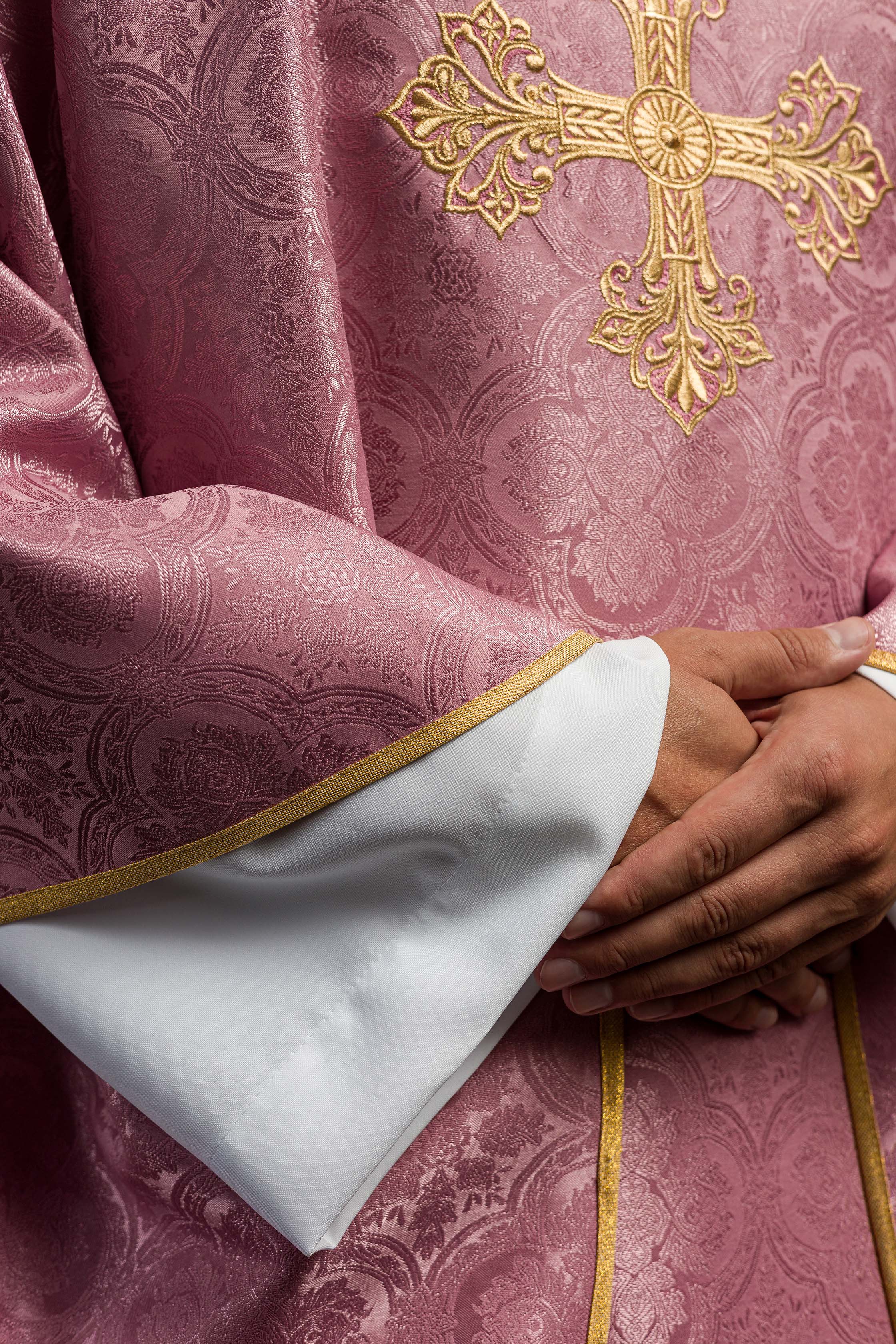 Casula rosa com cruz em tecido estampado 
