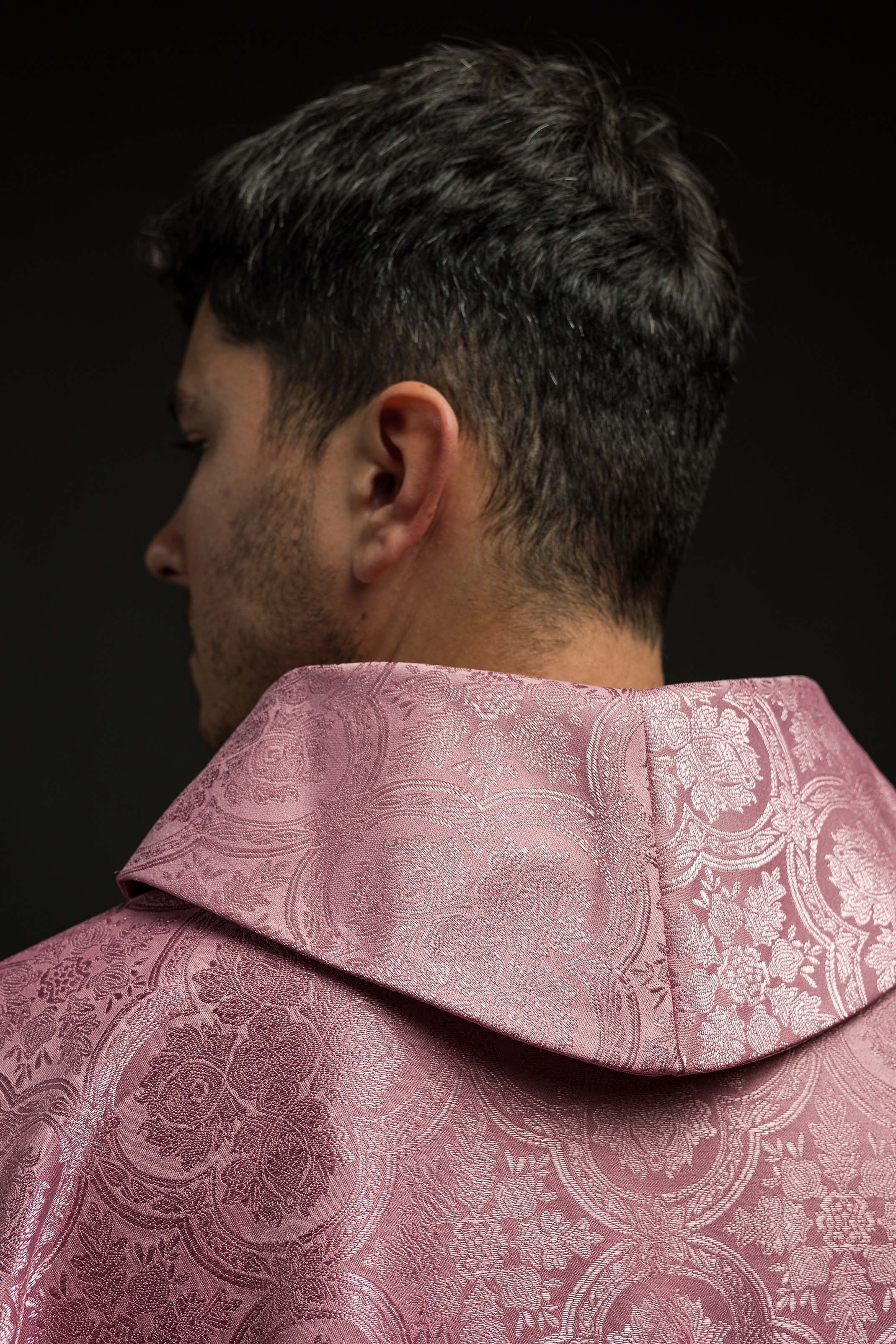 Casula rosa com cruz em tecido estampado 