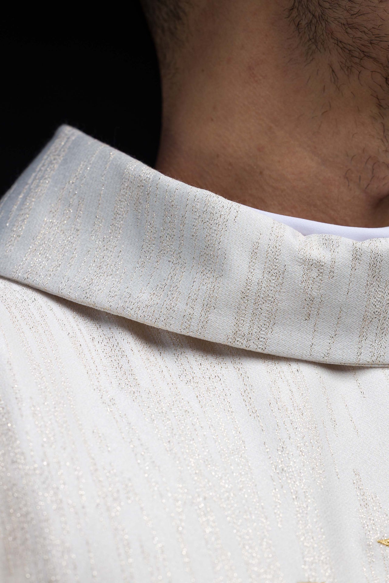 Casulla bordada con la Cruz de Jerusalén – ecru