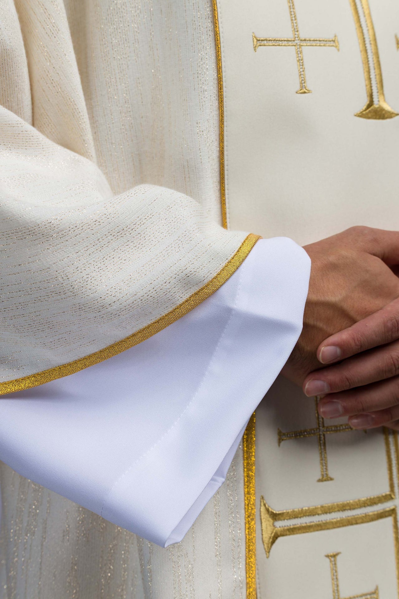 Casulla bordada con galón y Cruces de Jerusalén – ecru
