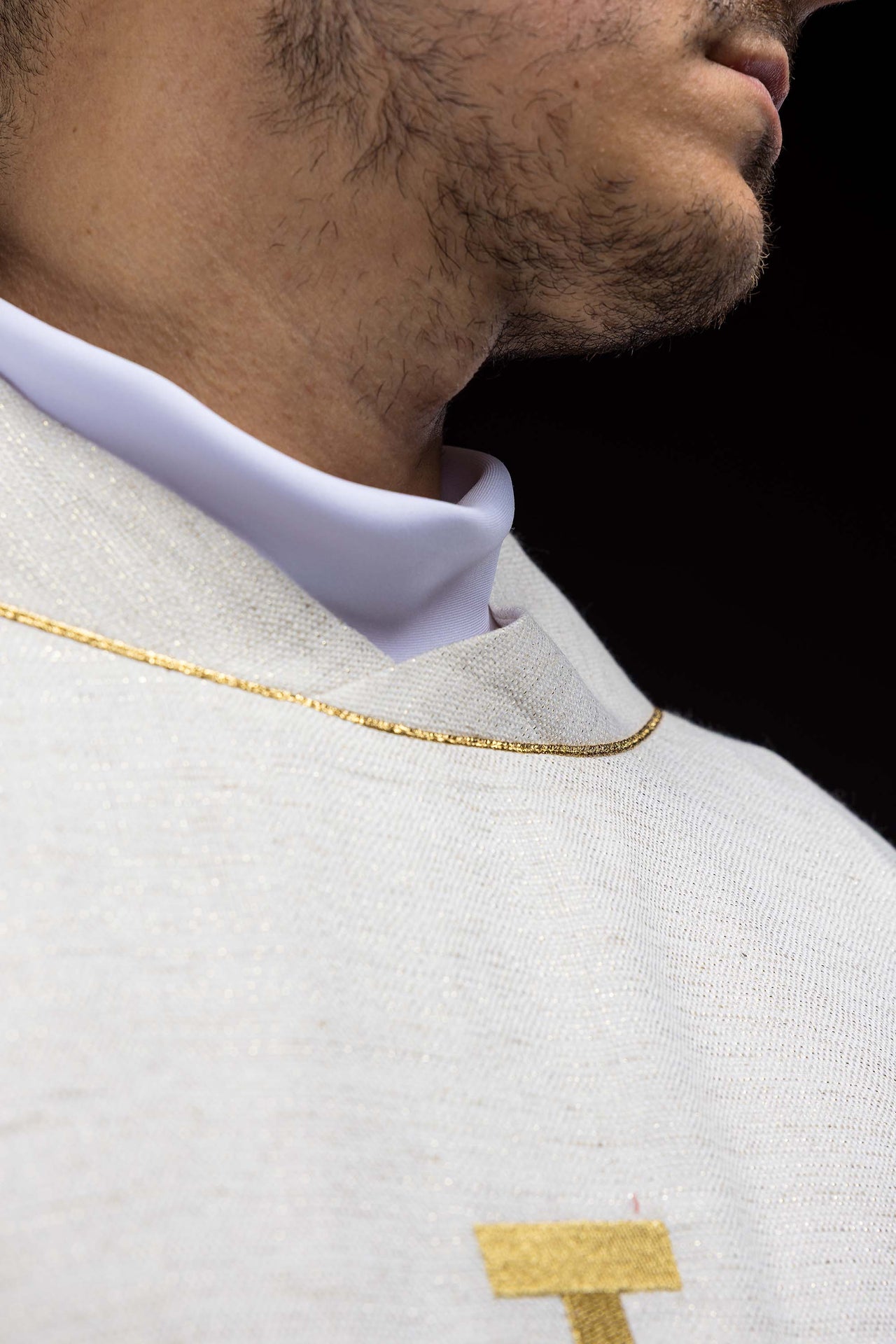 Casulla bordada con la Cruz de Jerusalén en color marfil ecru