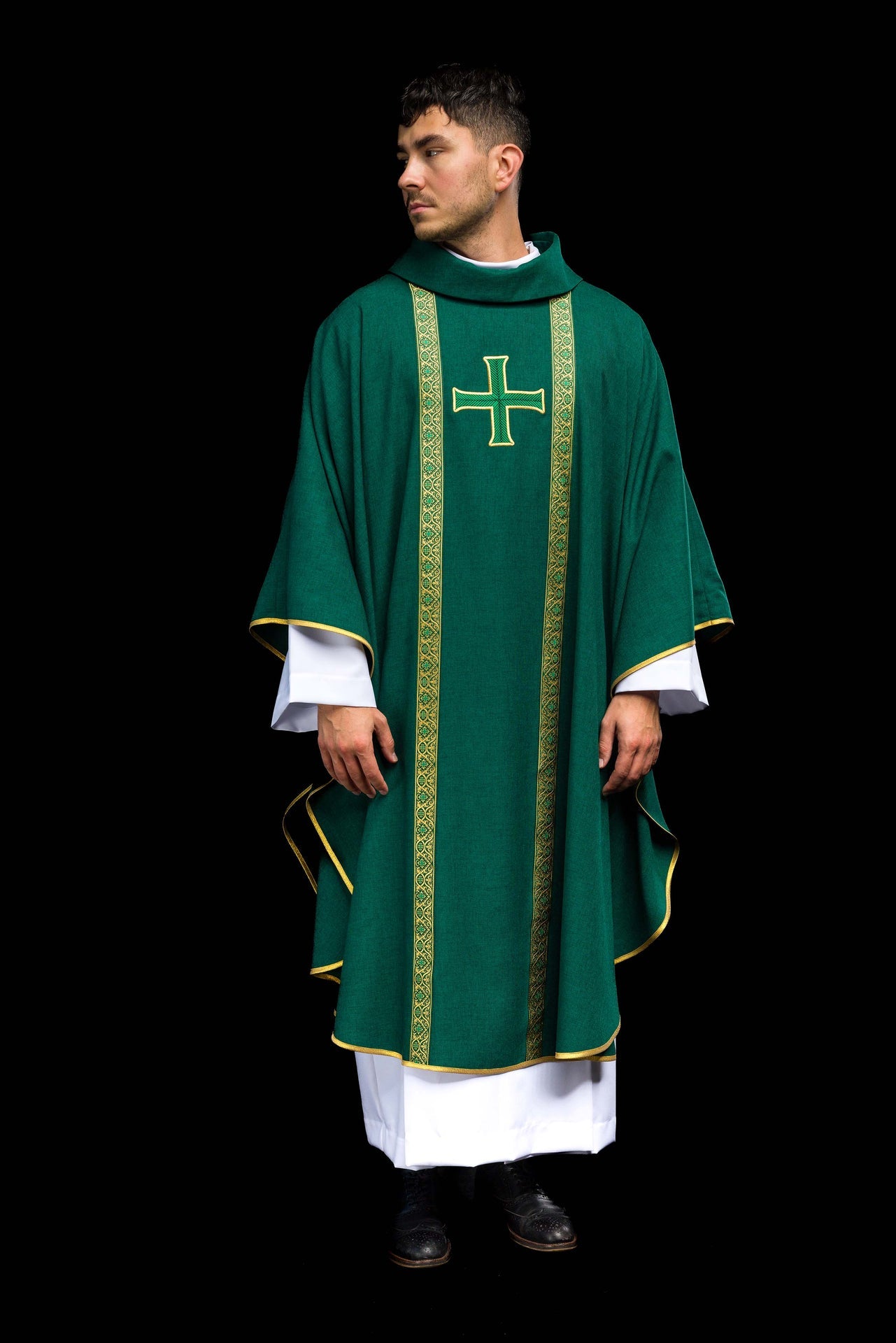Casulla litúrgica verde con cruz bordada y bandas de jacquard