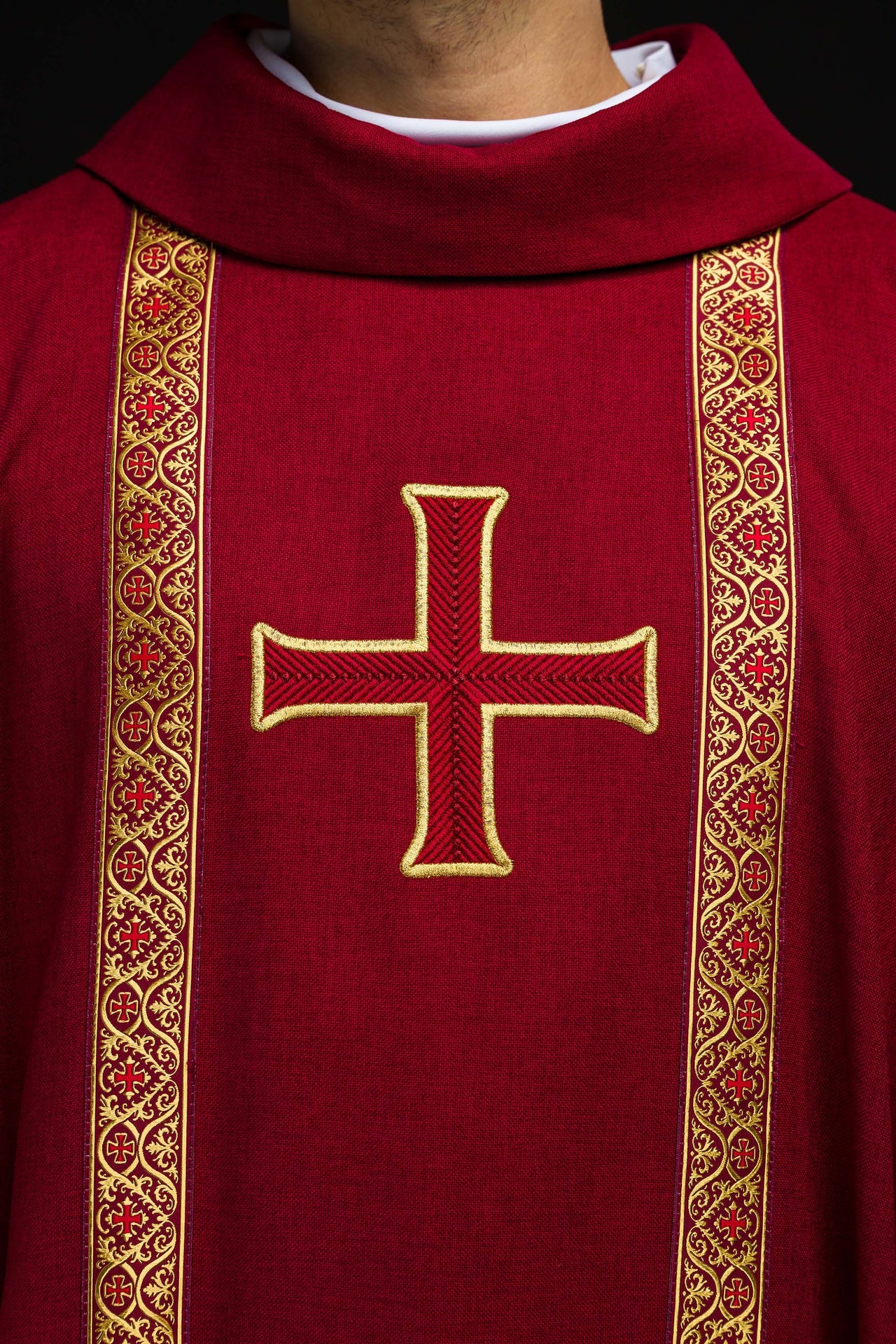 Casulla litúrgica roja con cruz bordada y bandas de jacquard