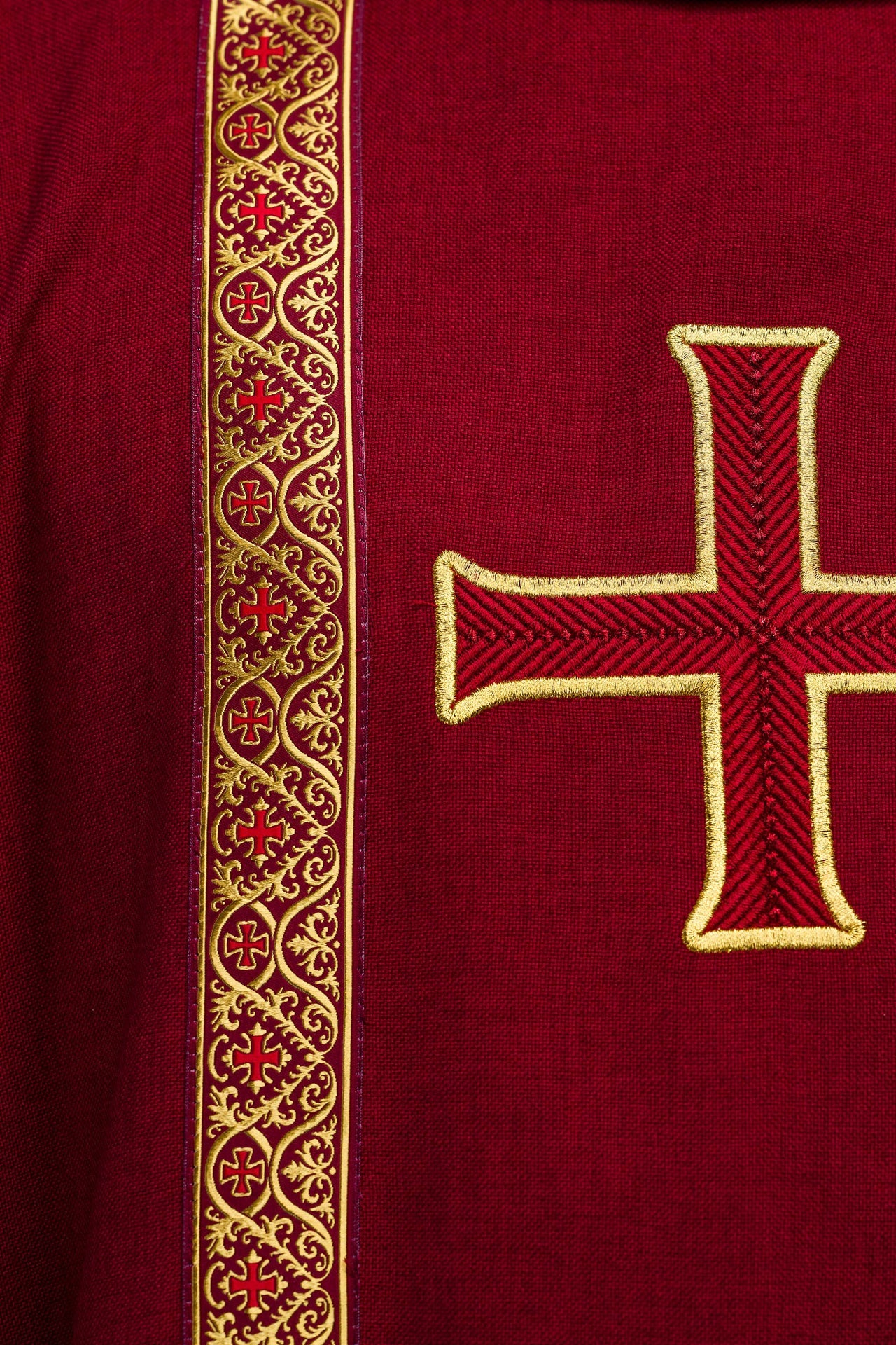 Casulla litúrgica roja con cruz bordada y bandas de jacquard