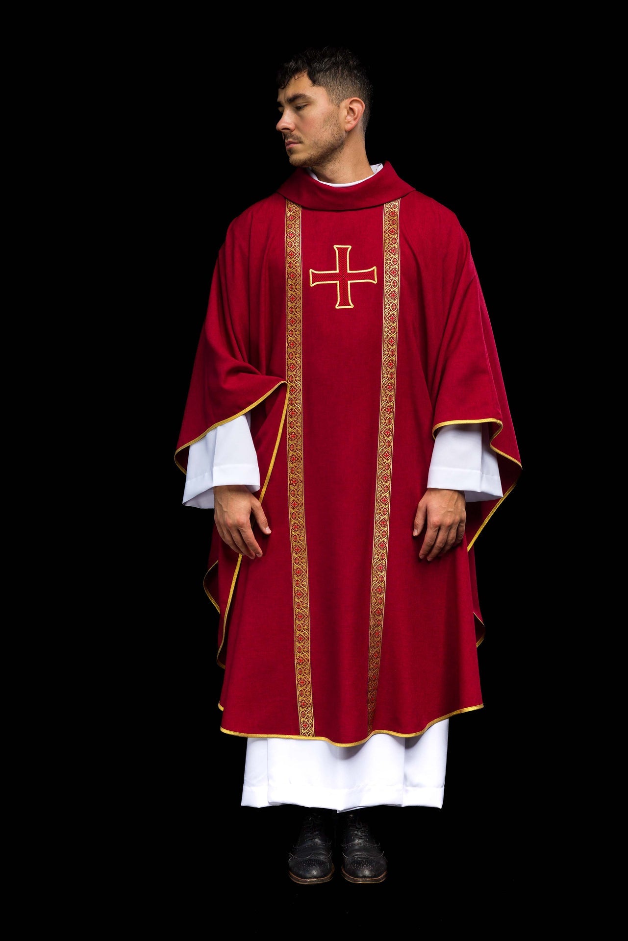 Casulla litúrgica roja con cruz bordada y bandas de jacquard