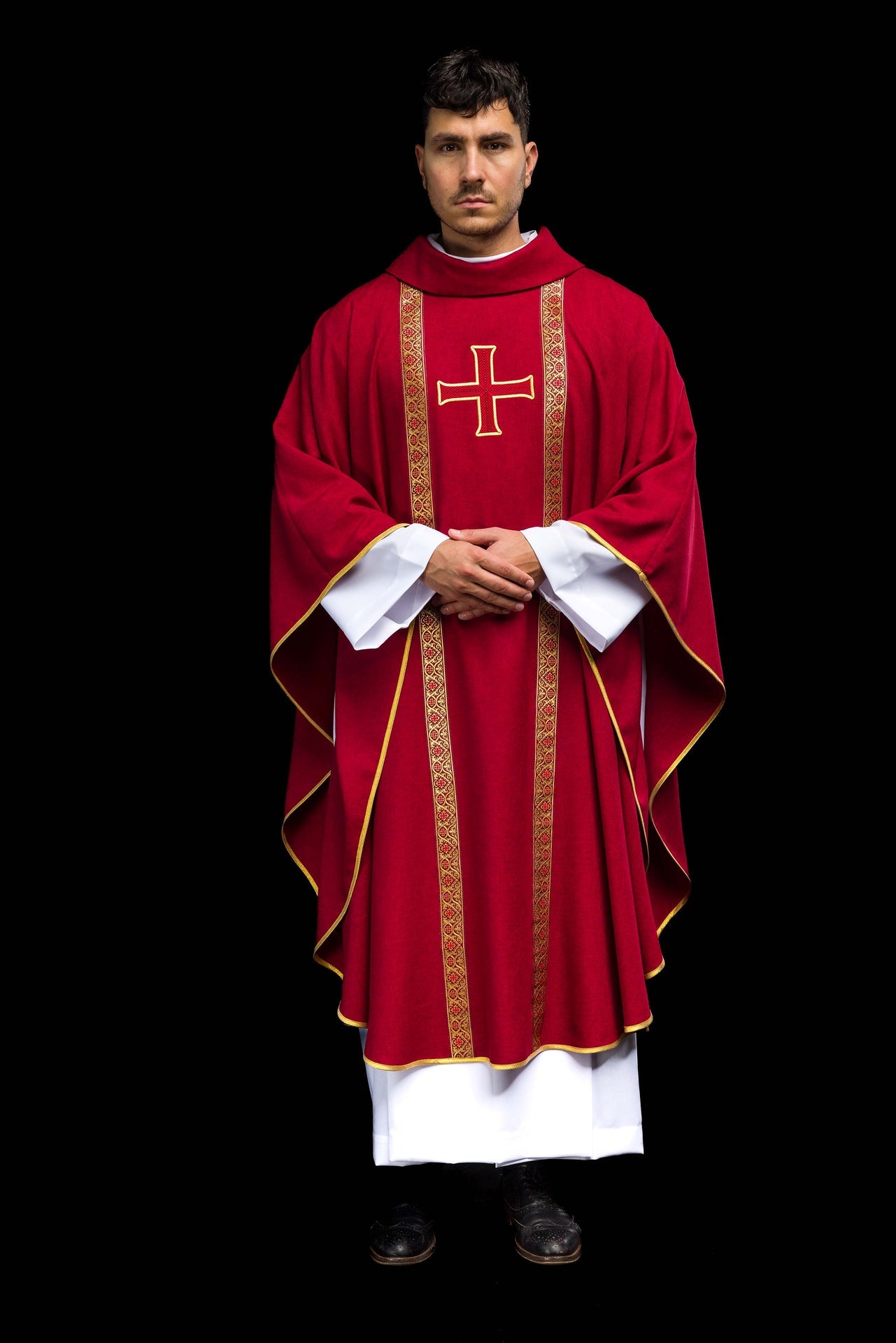 Casulla litúrgica roja con cruz bordada y bandas de jacquard