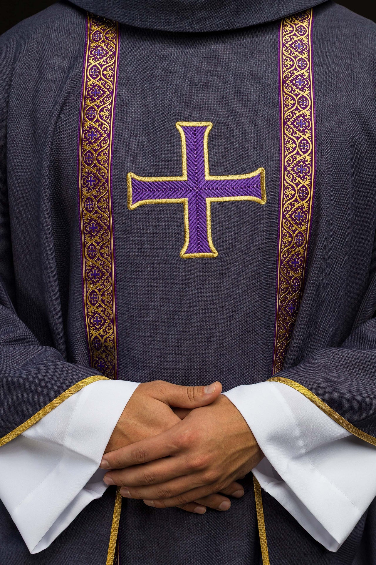 Casulla litúrgica morada con cruz bordada y bandas de jacquard