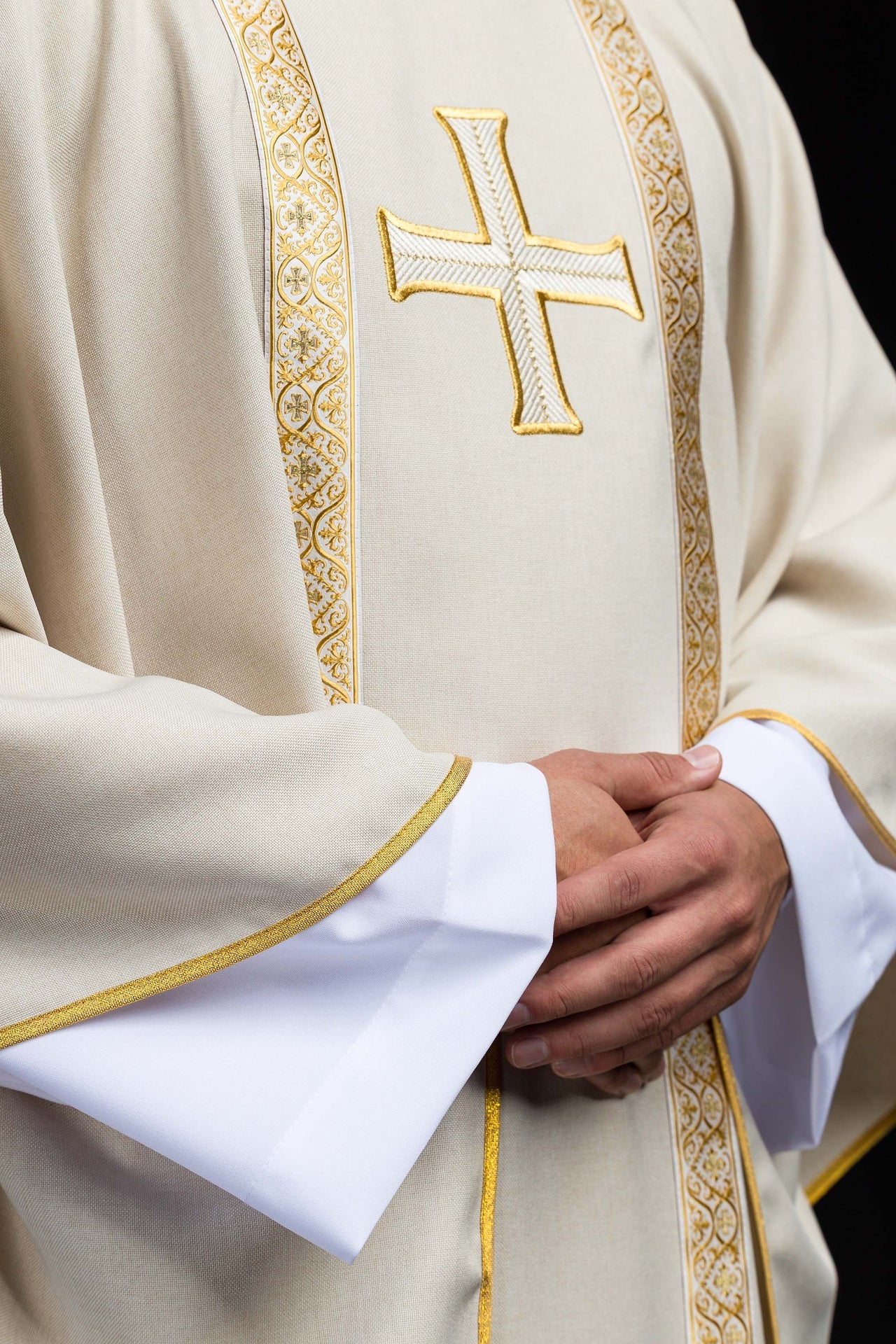 Casulla litúrgica color ecru con cruz bordada y bandas de jacquard