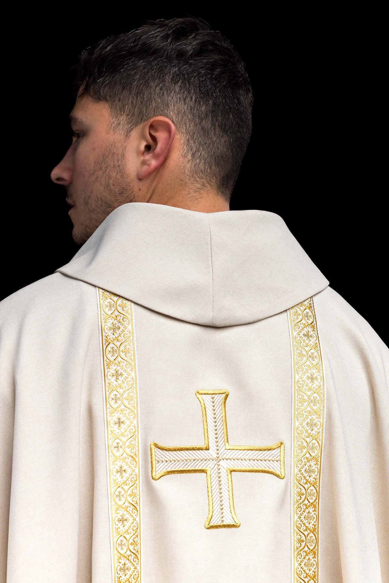 Casulla litúrgica color ecru con cruz bordada y bandas de jacquard