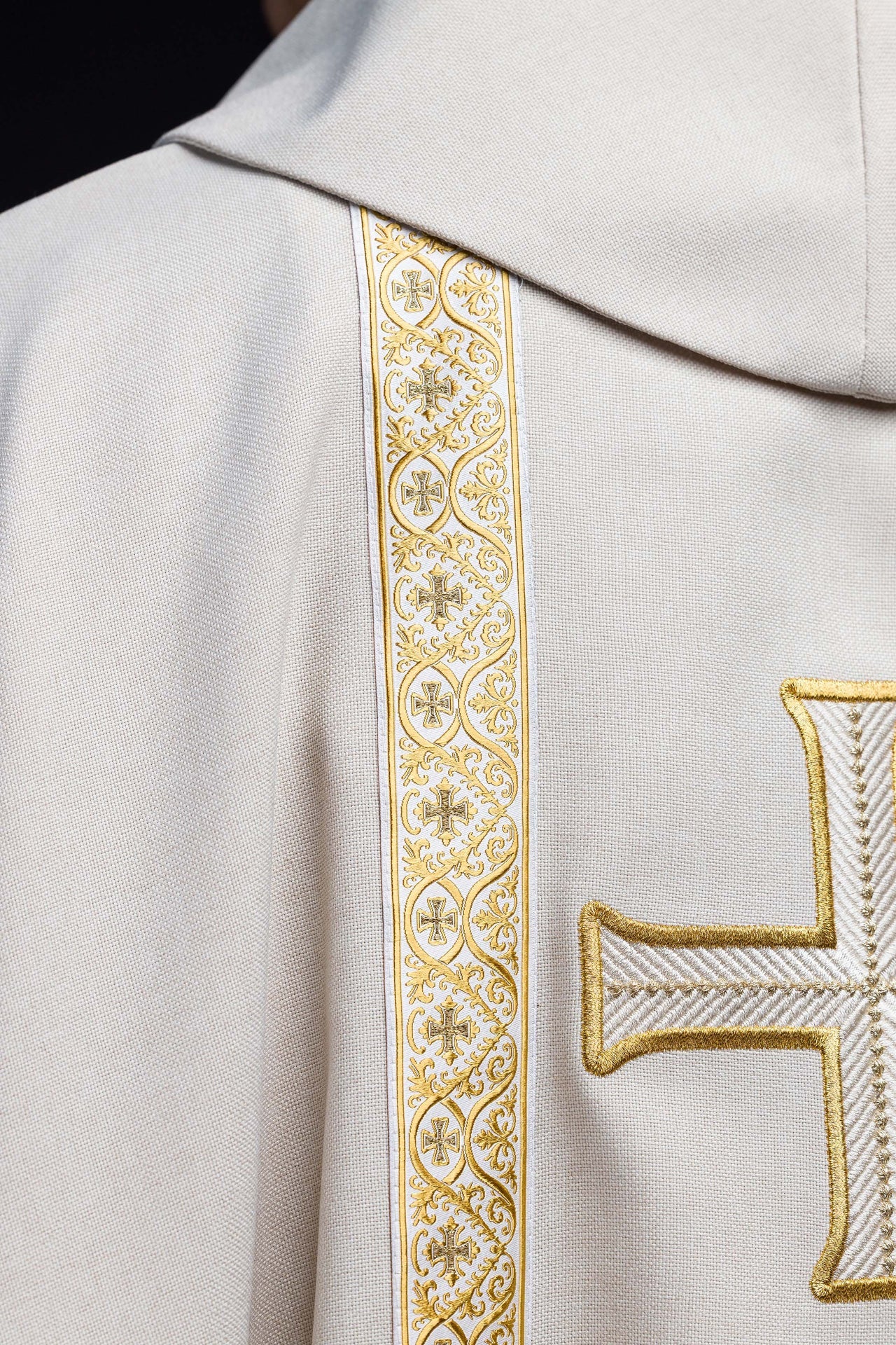 Casulla litúrgica color ecru con cruz bordada y bandas de jacquard