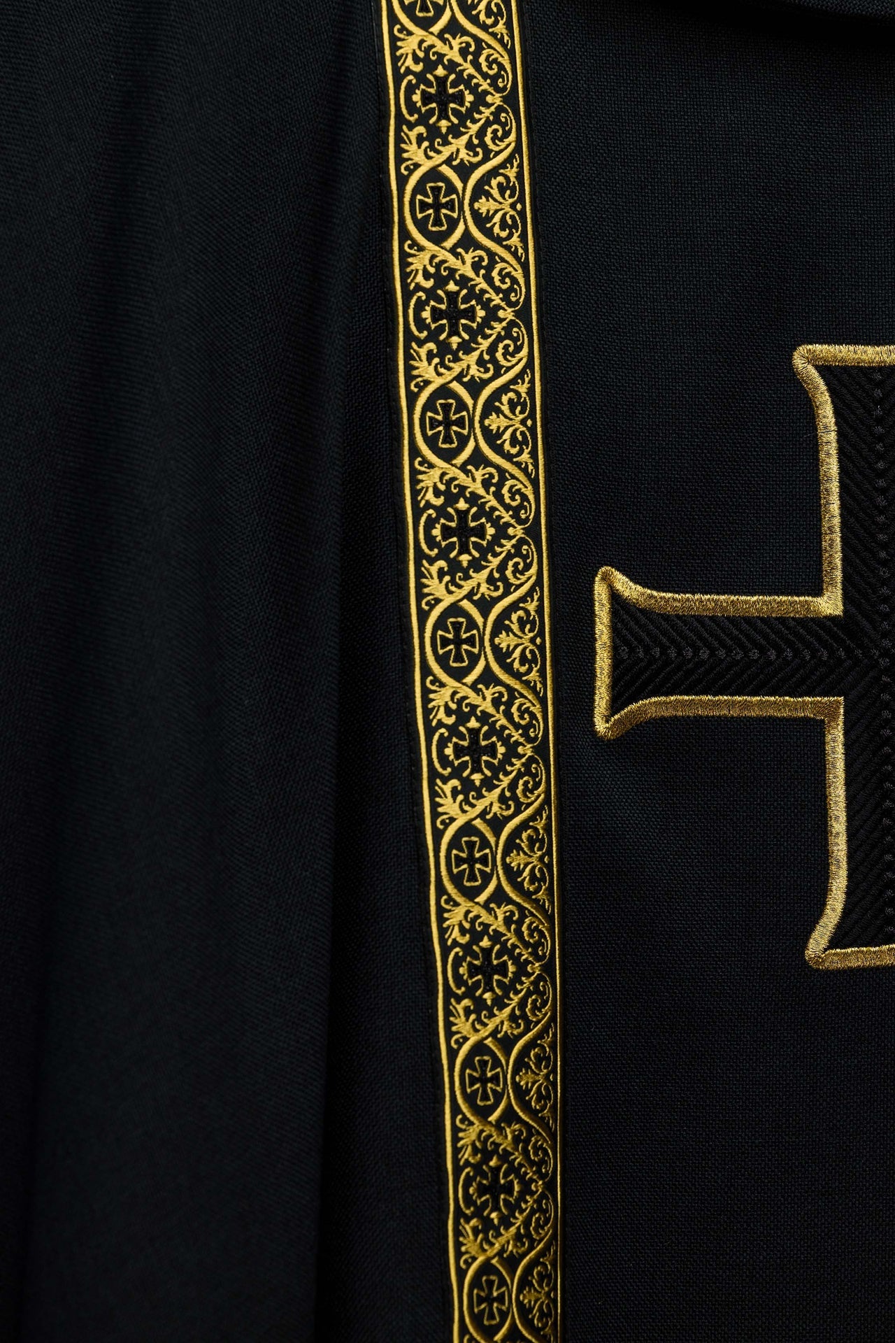 Casulla litúrgica negra con cruz bordada y bandas de jacquard