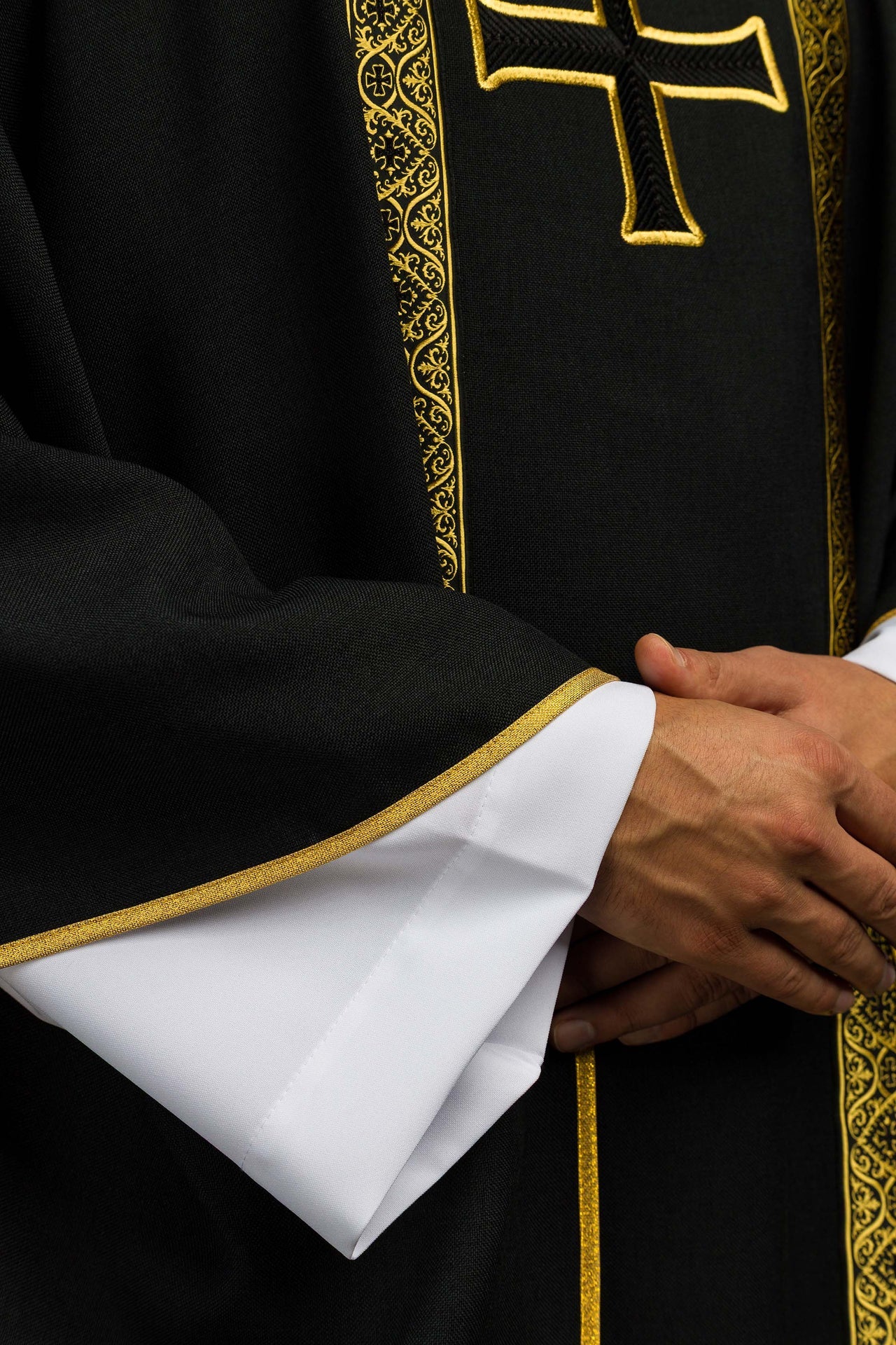 Casulla litúrgica negra con cruz bordada y bandas de jacquard