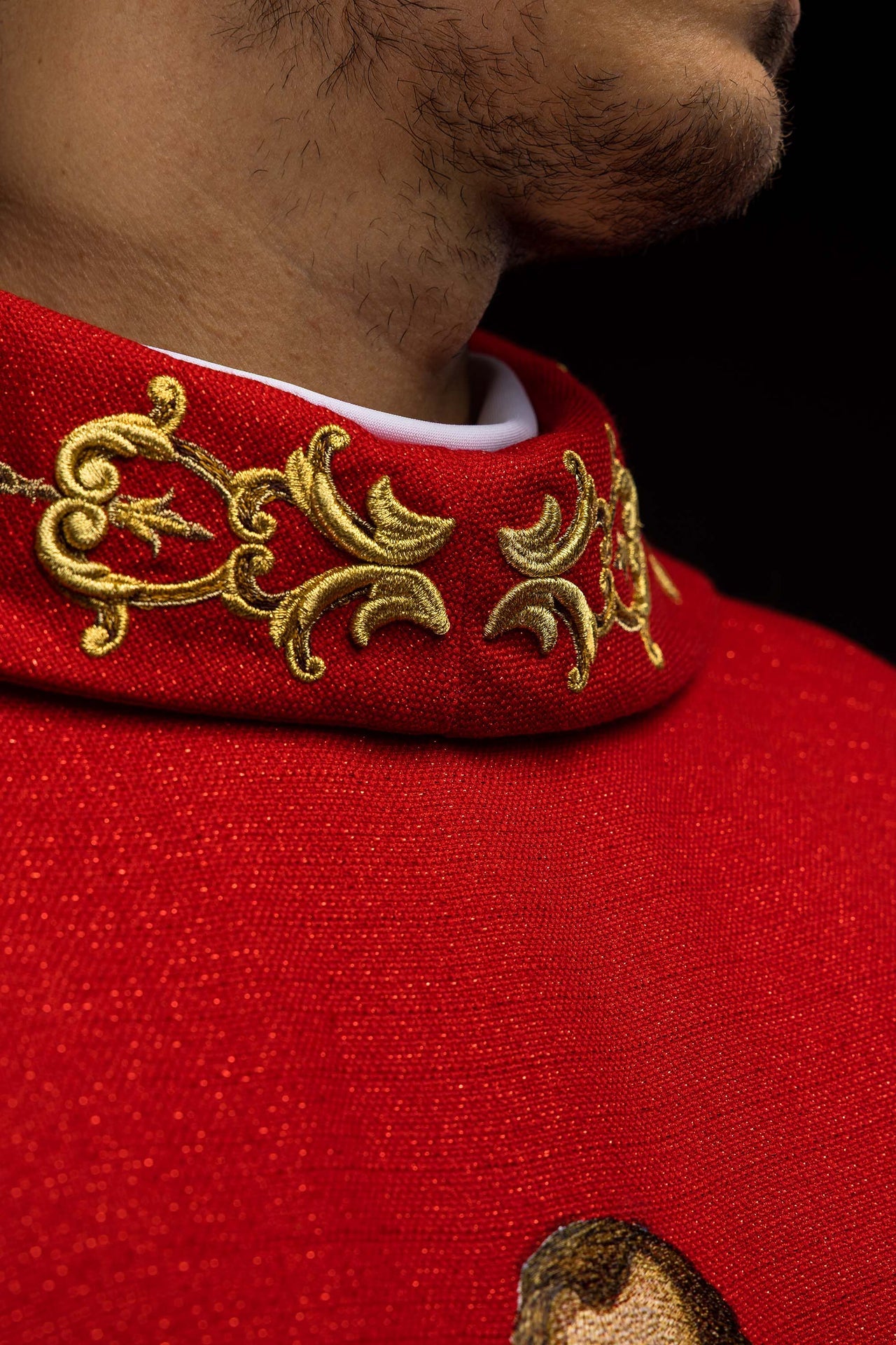 Casulla ricamente bordada con la imagen de San Pablo color rojo