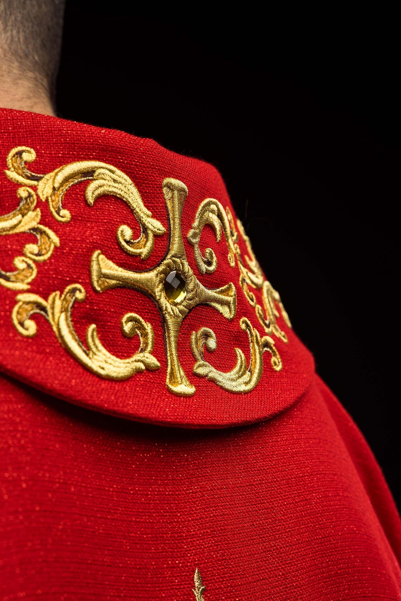 Casulla ricamente bordada con la imagen de San Pablo color rojo