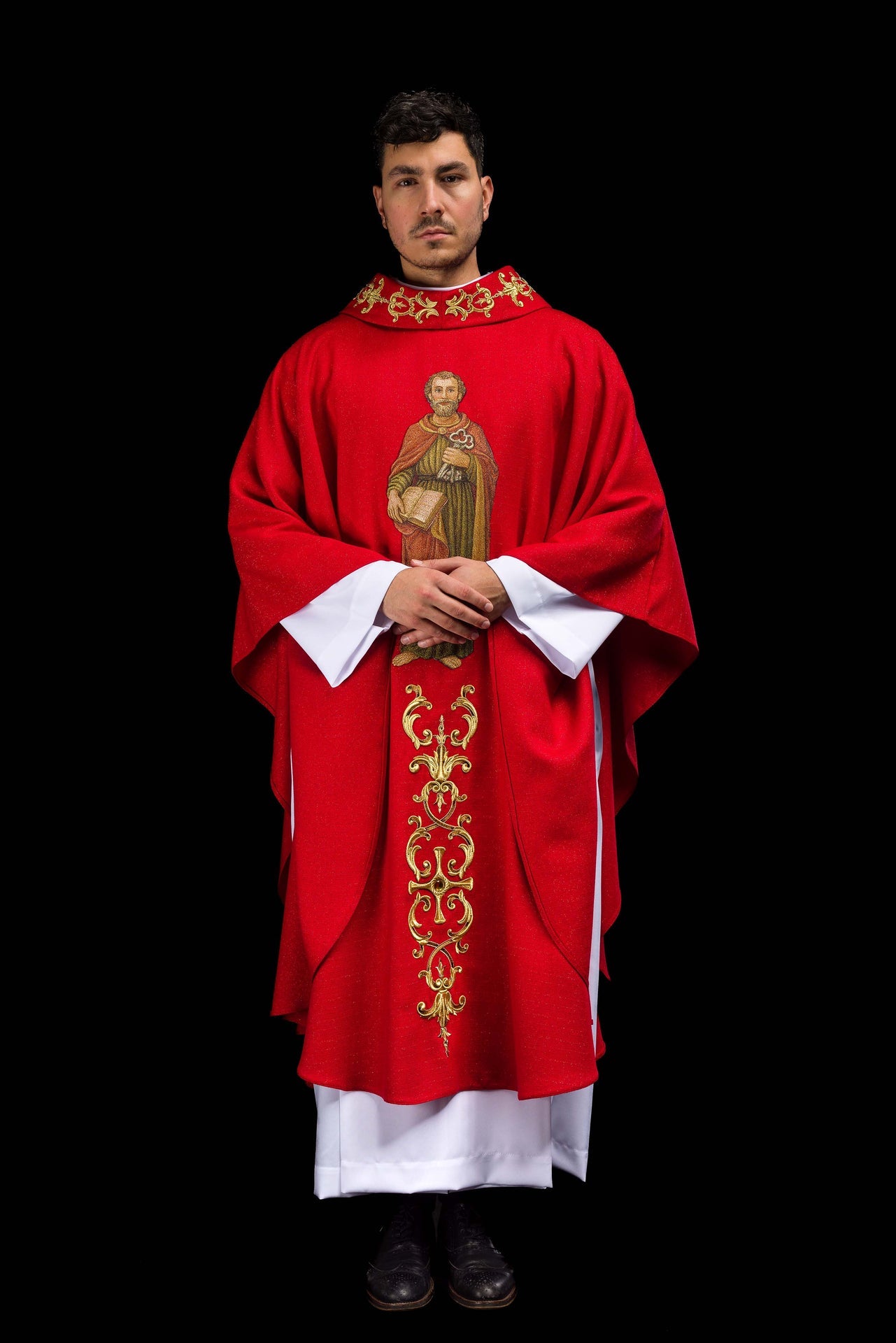 Casulla ricamente bordada con la imagen de San Pedro color rojo