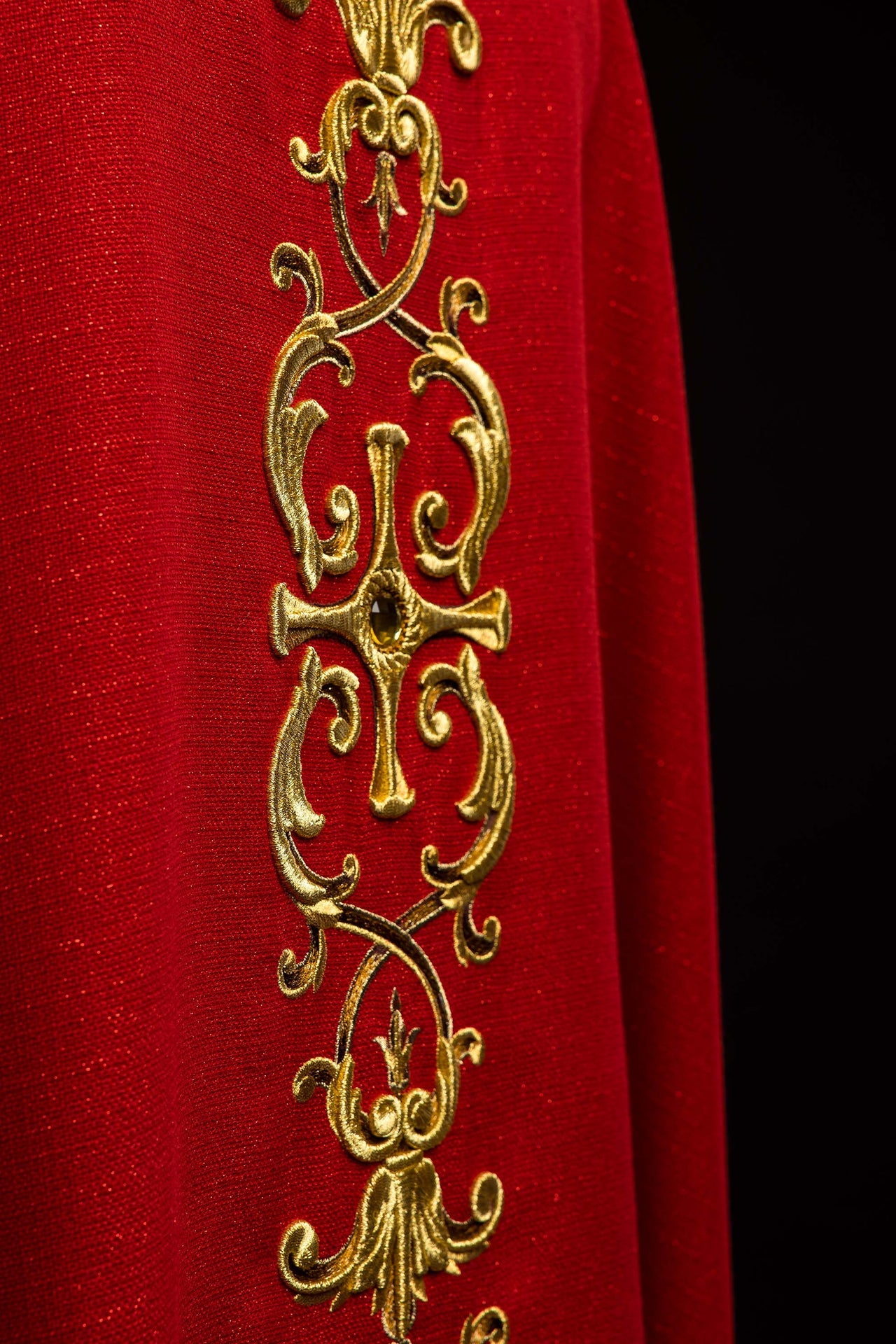 Casulla ricamente bordada con la imagen de San Pablo color rojo