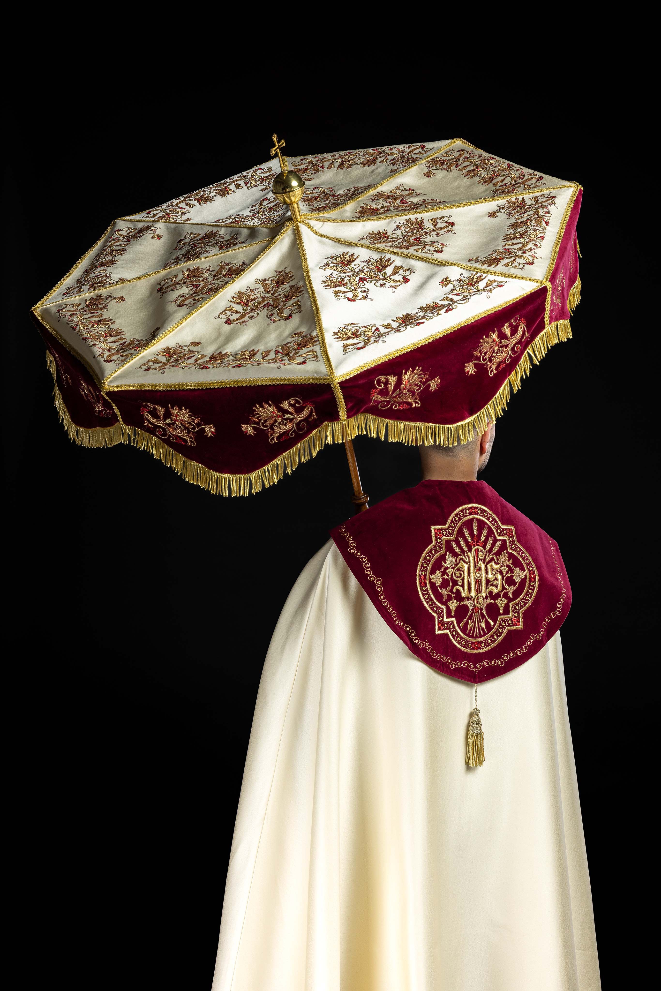 Guarda-chuva processional ricamente bordado; com tecido de veludo vermelho escuro