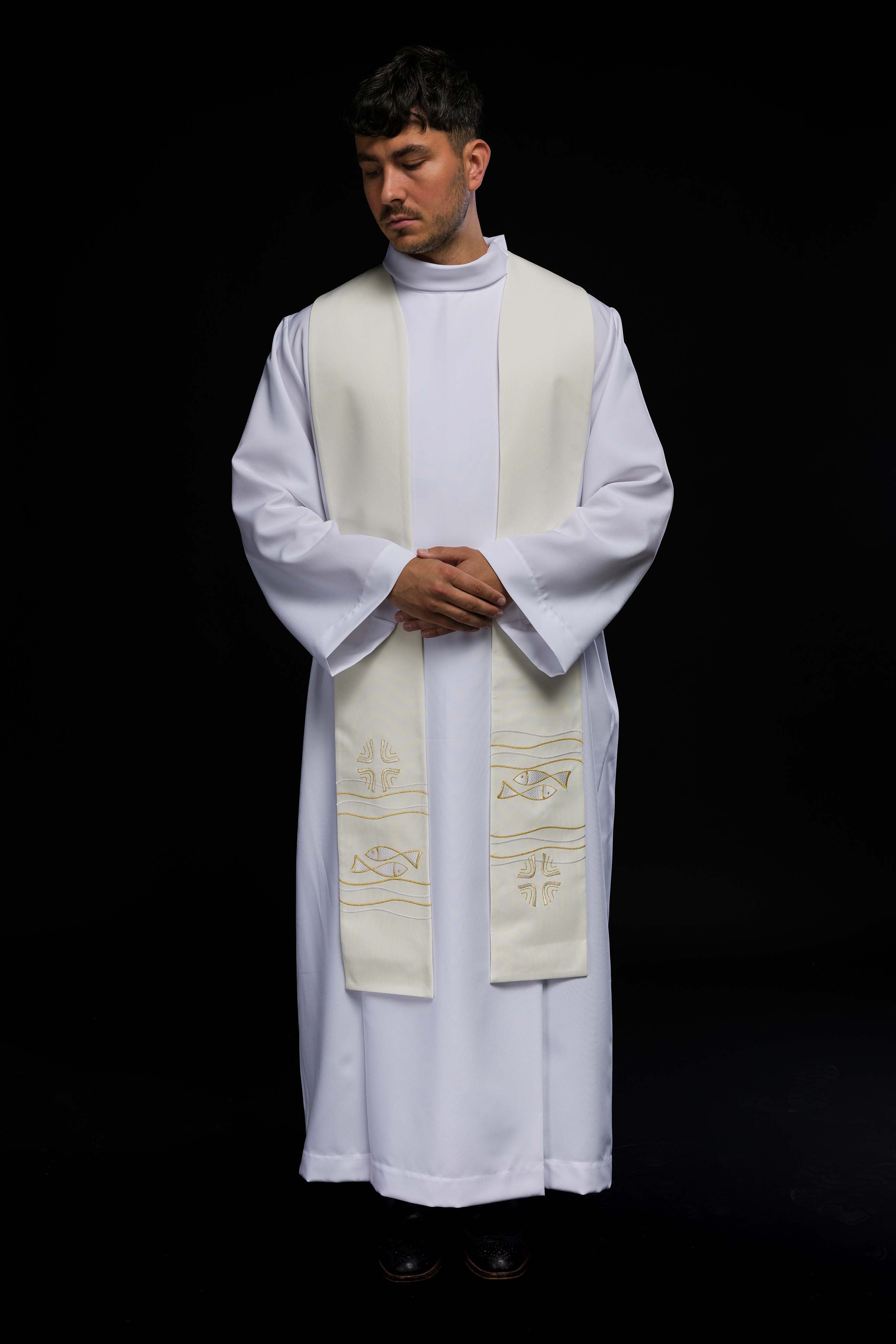 Estola sacerdotal bordada com padrão de peixes em cor creme