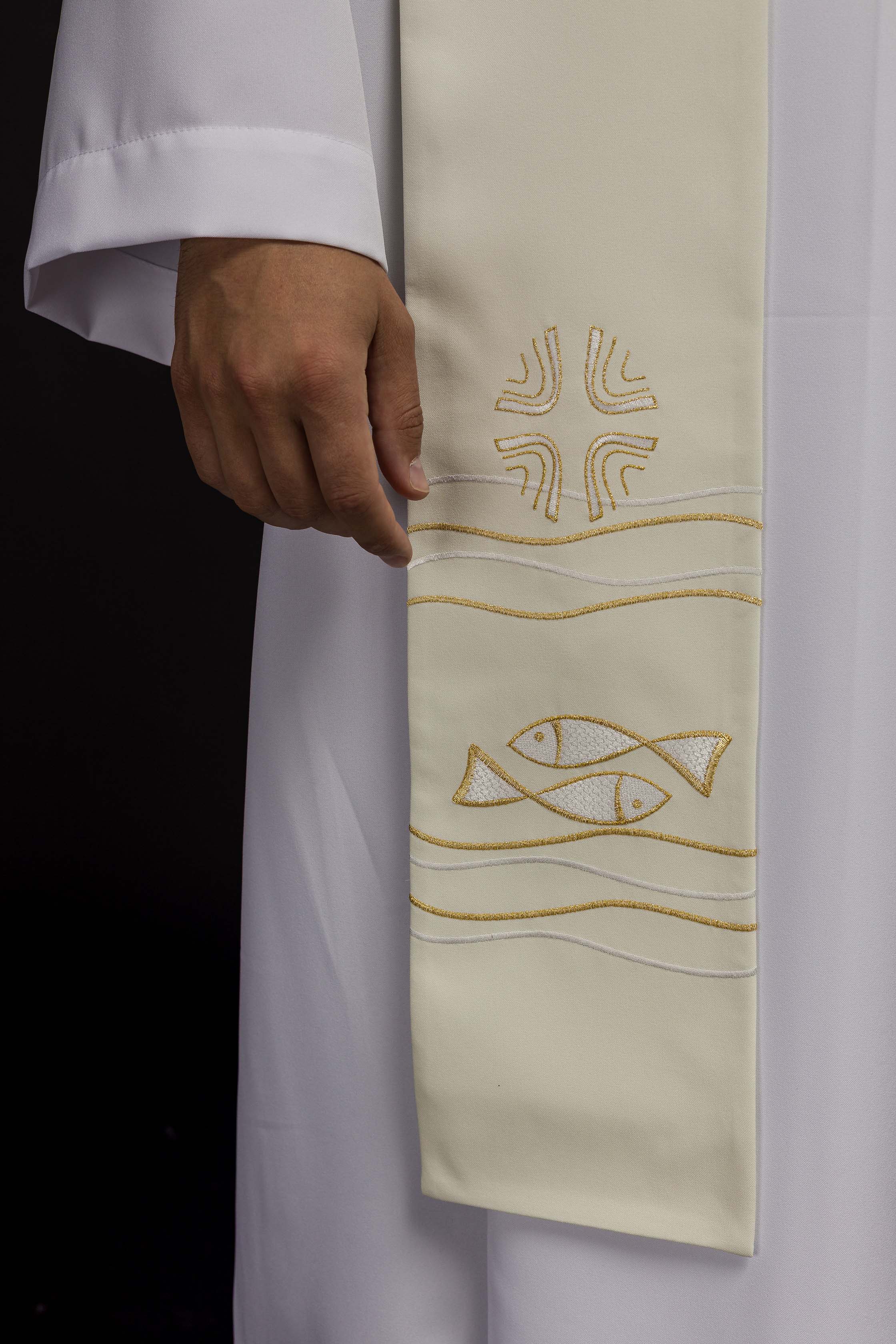 Estola sacerdotal bordada com padrão de peixes em cor creme