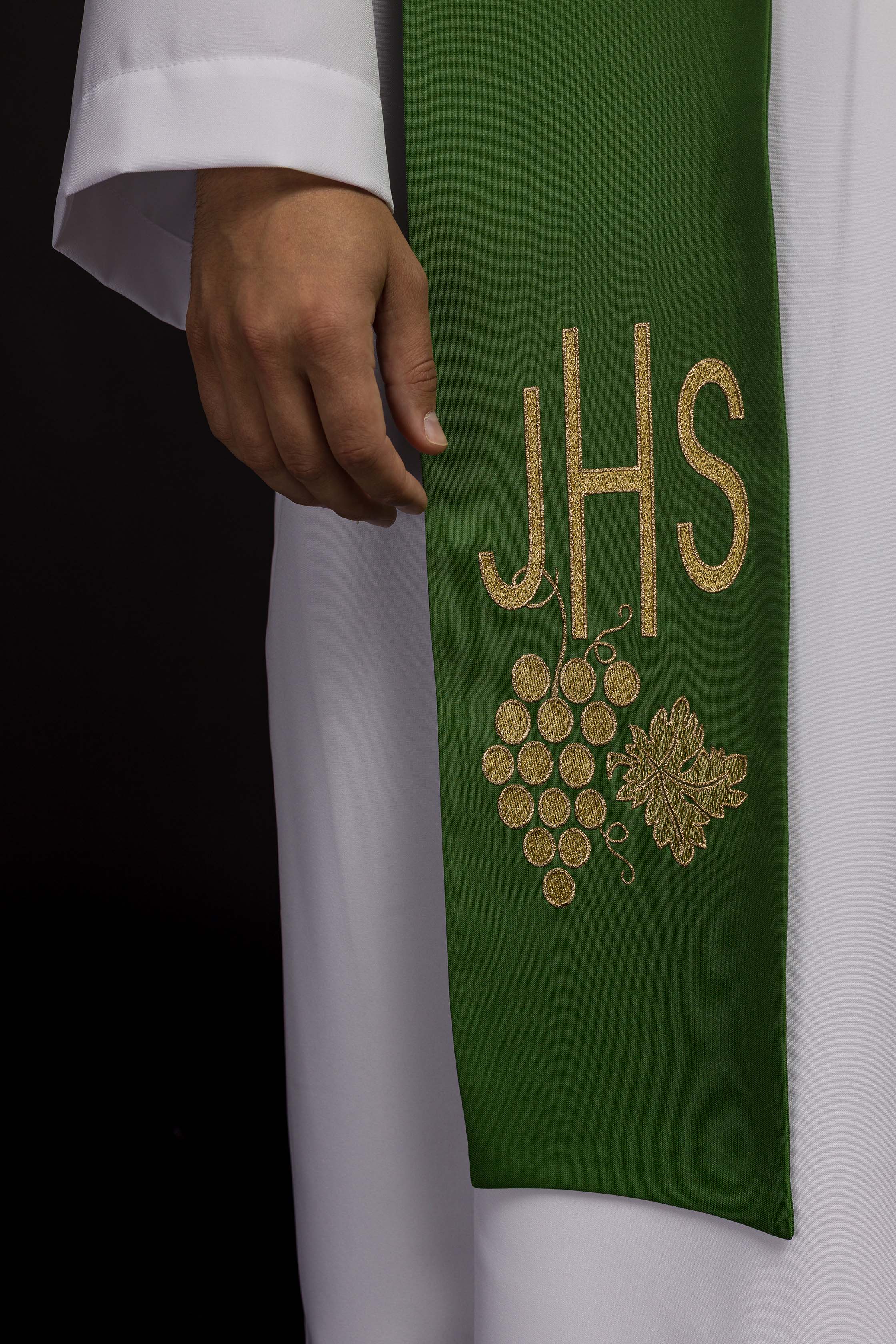 Estola sacerdotal verde bordada IHS com uvas