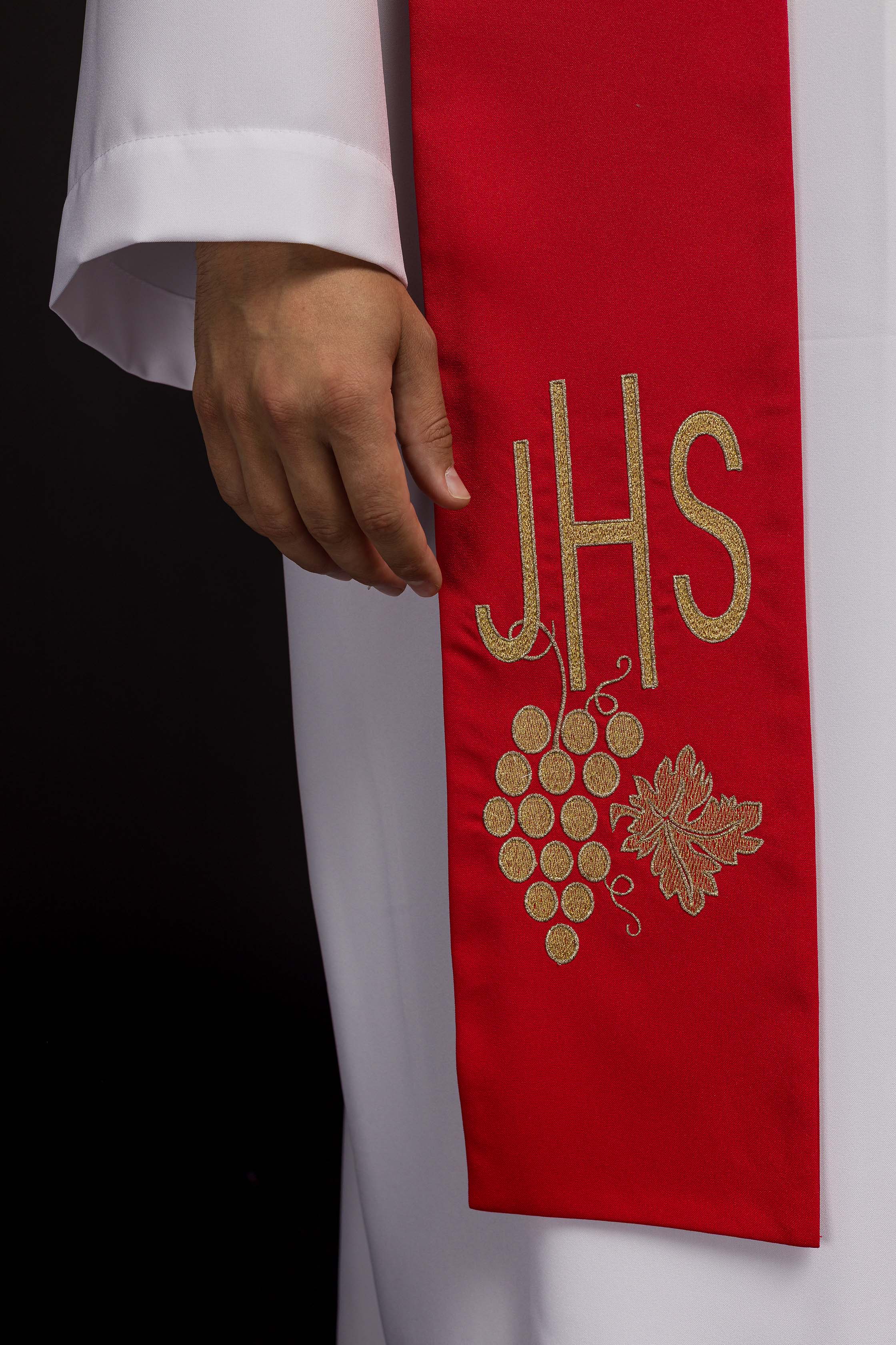 Estola sacerdotal vermelha bordada IHS com uvas