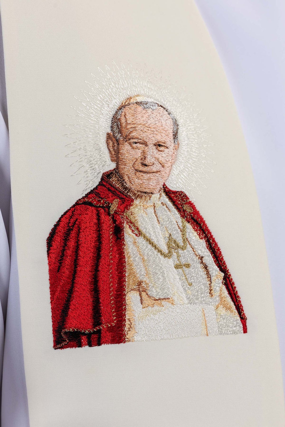 Estola bordada en color marfil con la imagen de Juan Pablo II