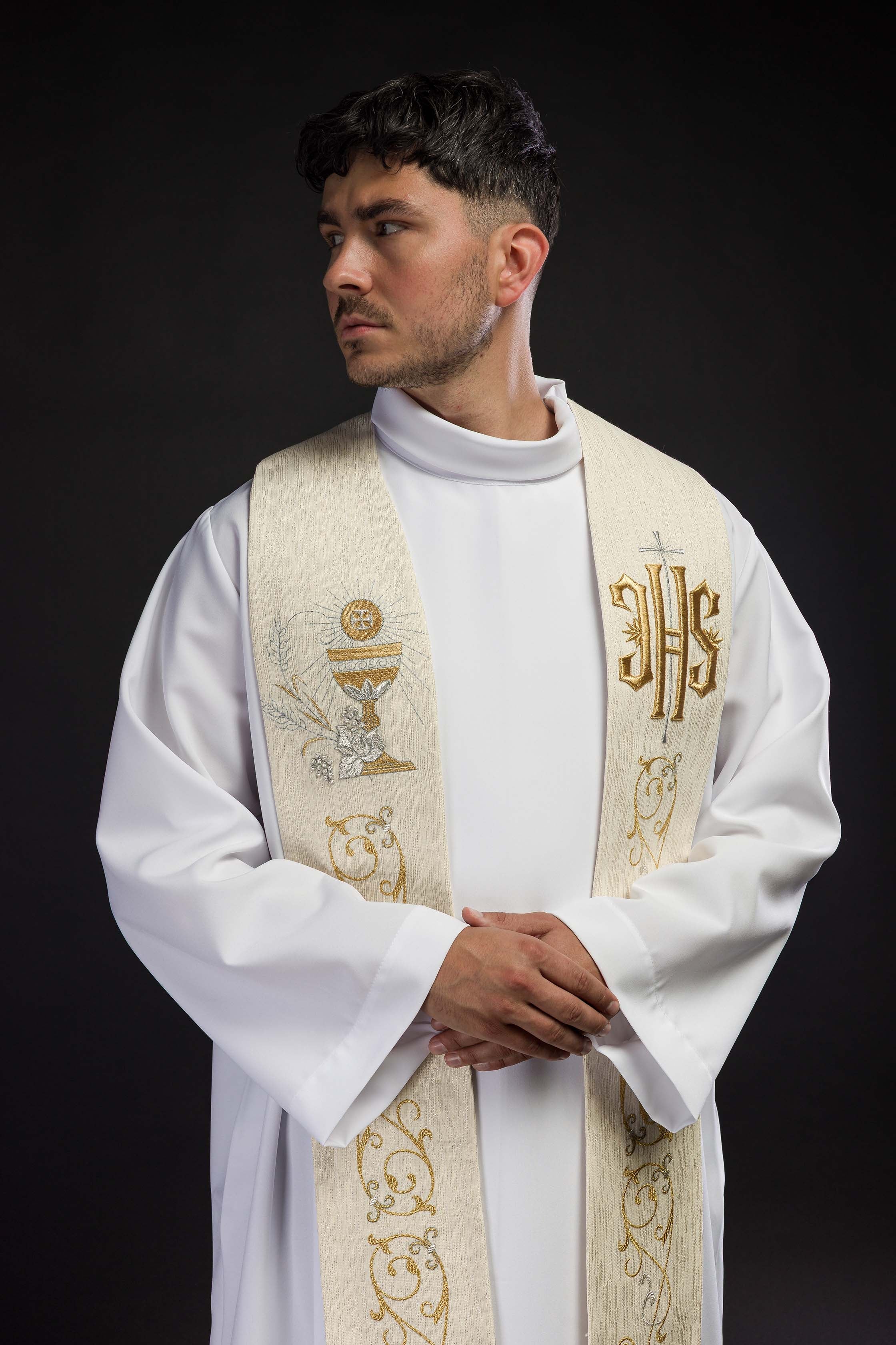 Estola sacerdotal com IHS bordado e cálice eucarístico em bege