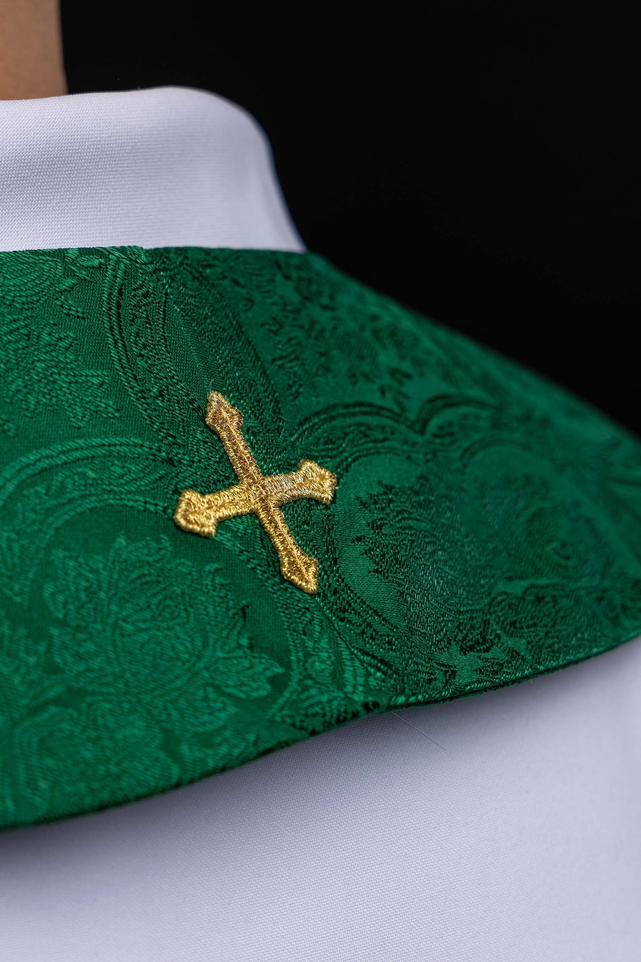 Estola bordada con motivo de la Cruz tejido jacquard verde