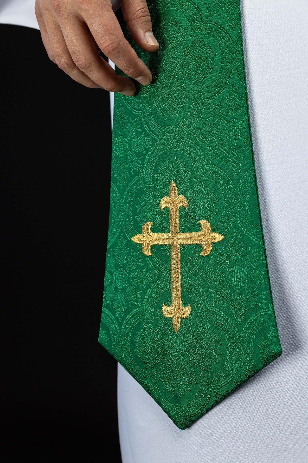 Estola bordada con motivo de la Cruz tejido jacquard verde