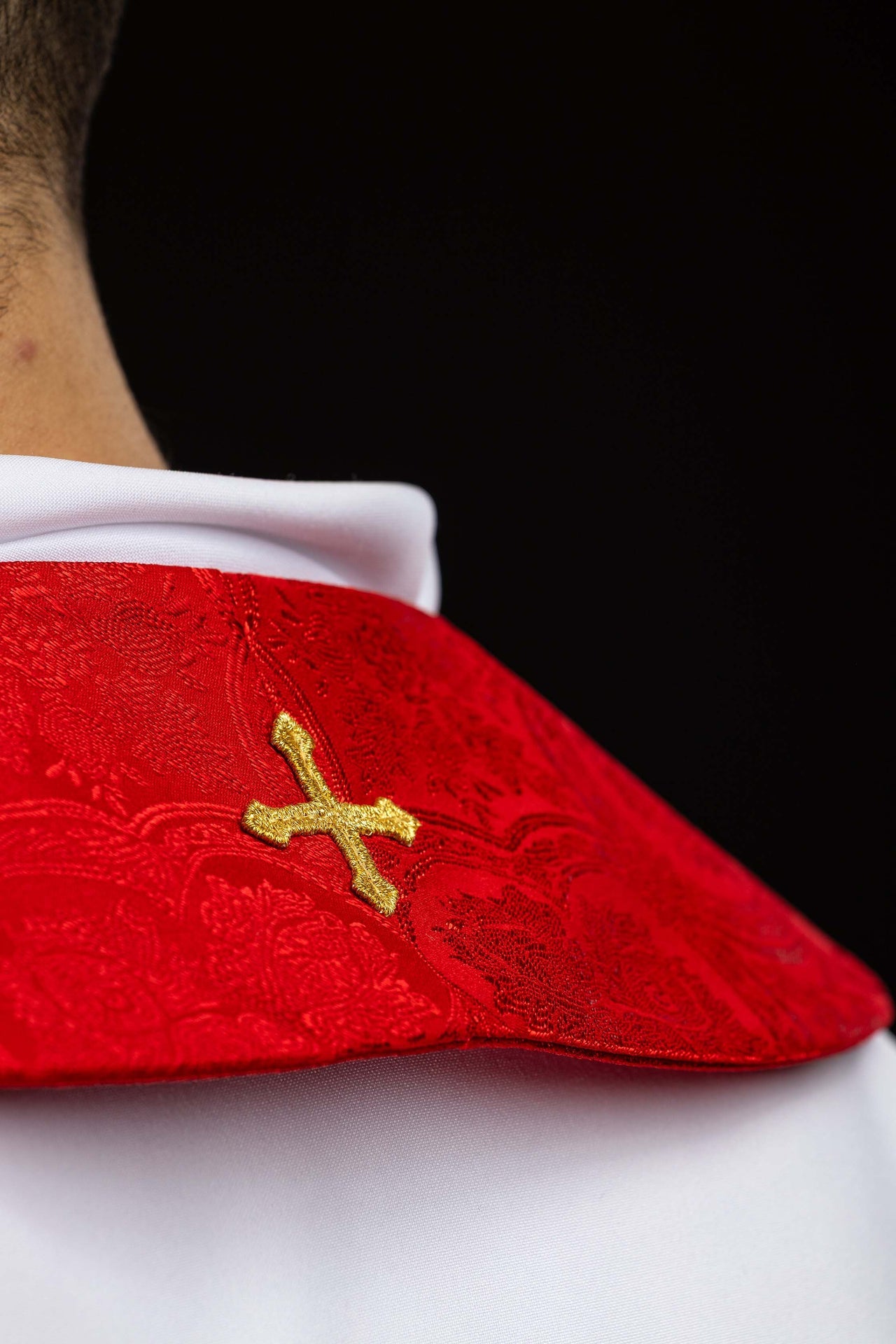 Estola bordada con motivo de la Cruz tejido jacquard rojo