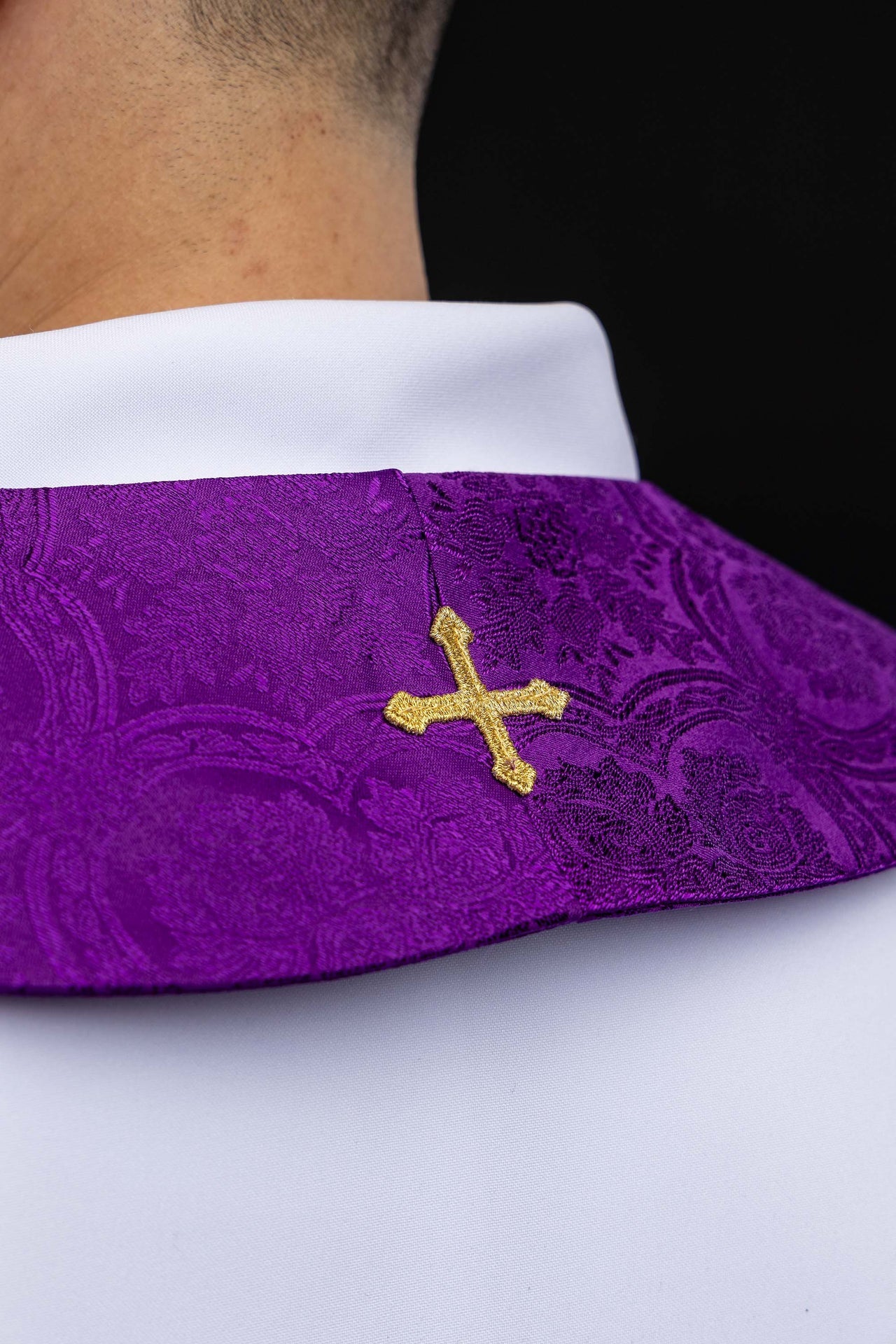 Estola bordada con motivo de la Cruz tejido jacquard morado