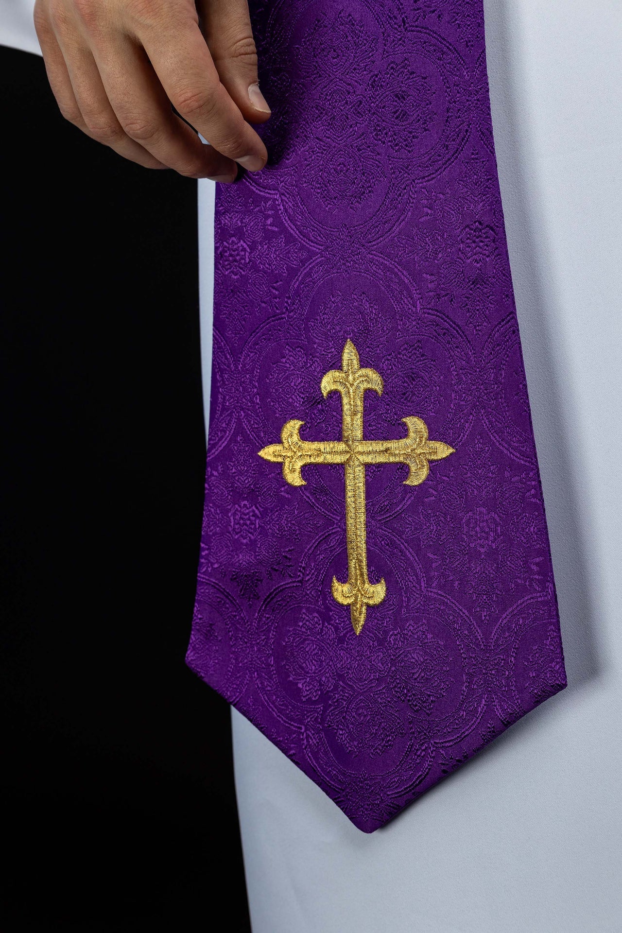 Estola bordada con motivo de la Cruz tejido jacquard morado