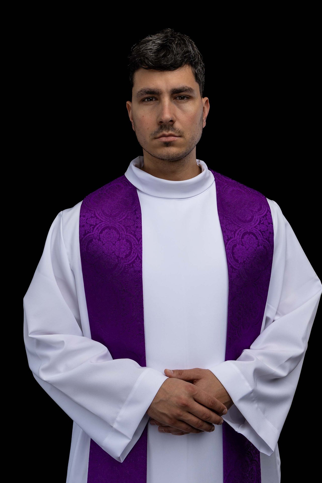Estola bordada con motivo de la Cruz tejido jacquard morado
