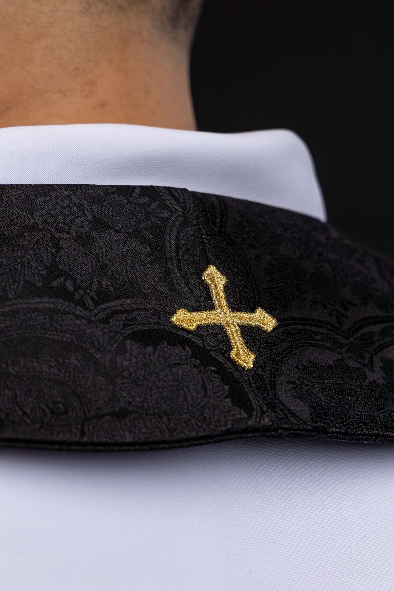 Estola bordada con motivo de la Cruz tejido jacquard negro