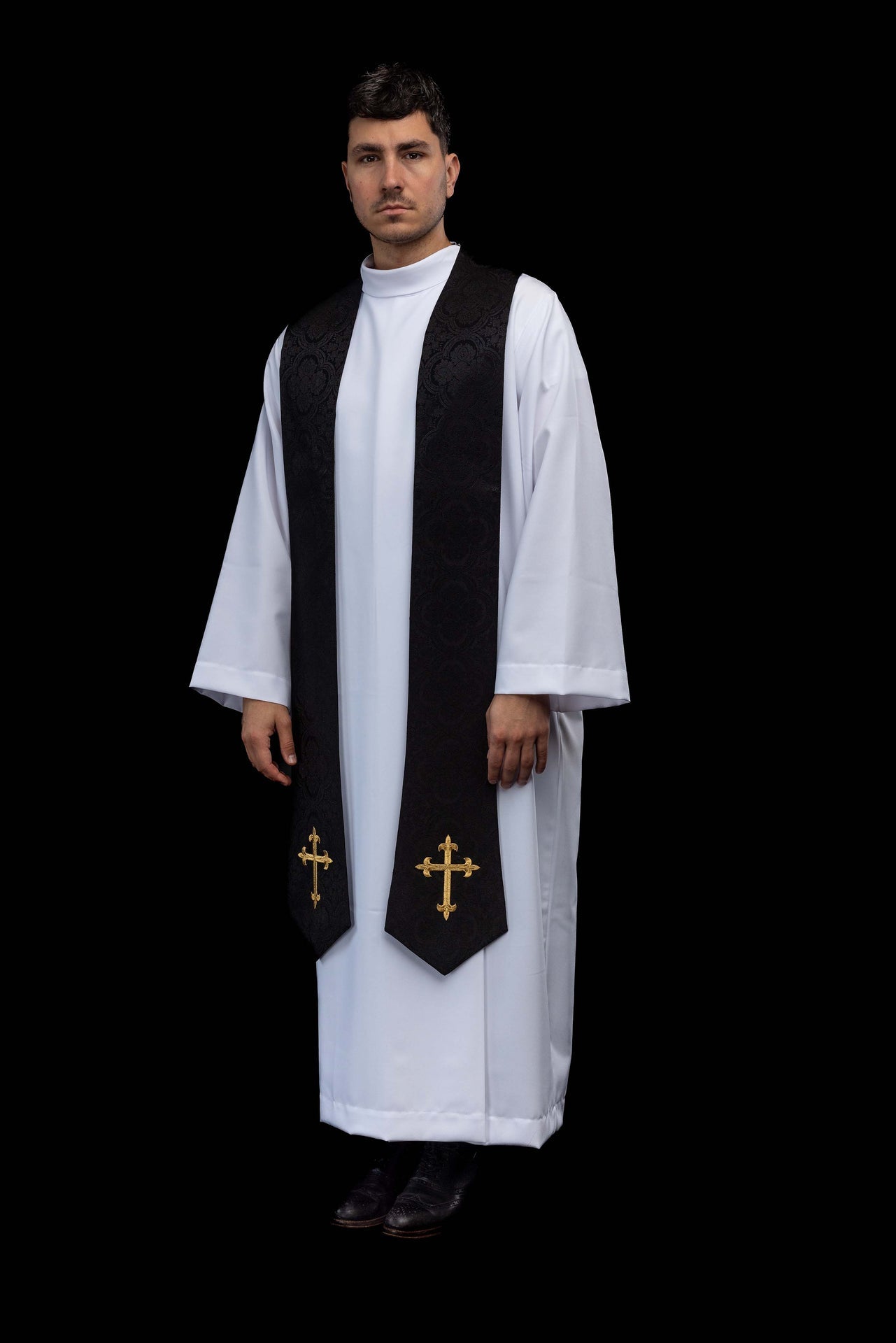 Estola bordada con motivo de la Cruz tejido jacquard negro