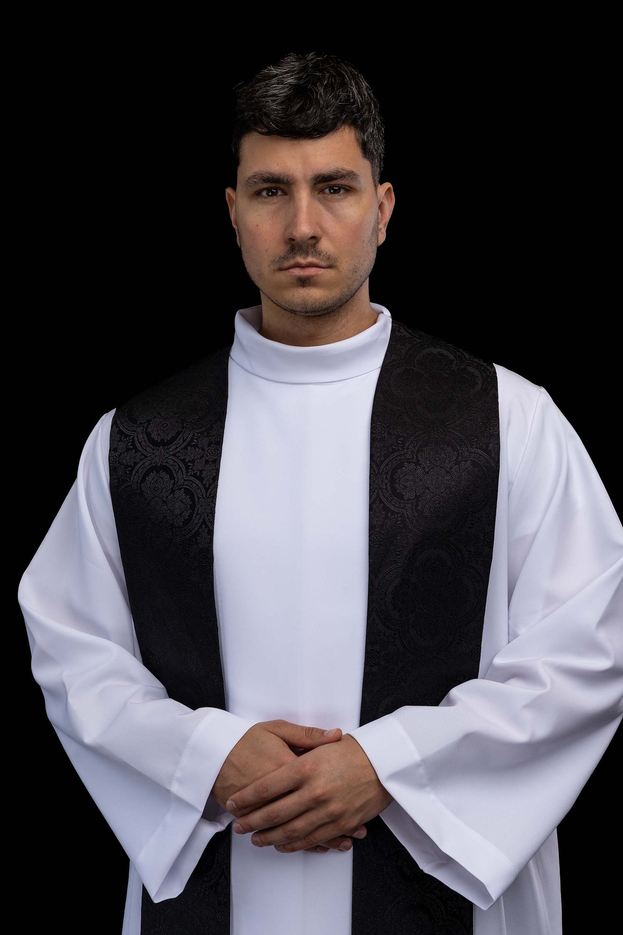 Estola bordada con motivo de la Cruz tejido jacquard negro