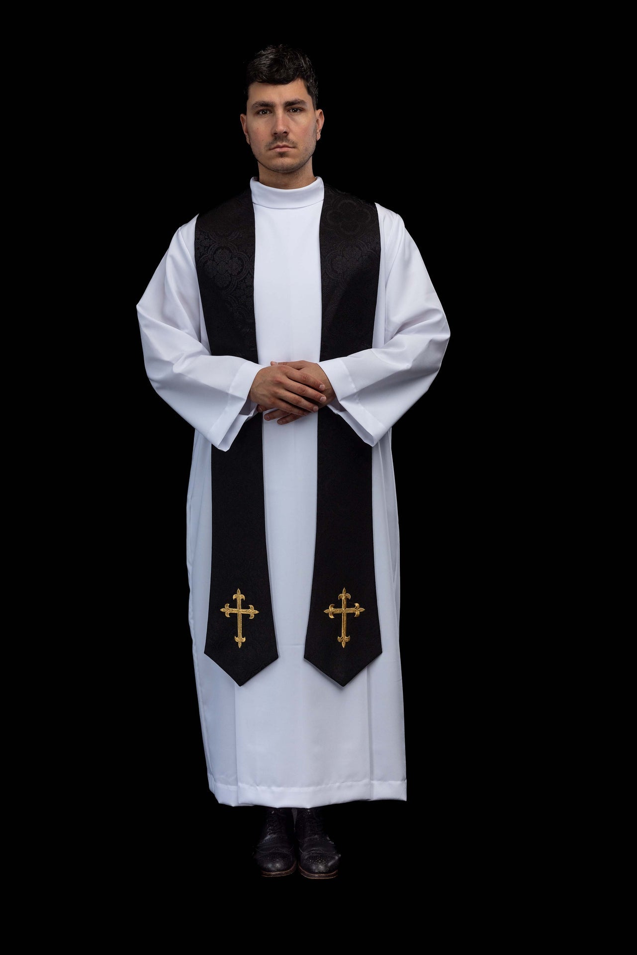 Estola bordada con motivo de la Cruz tejido jacquard negro