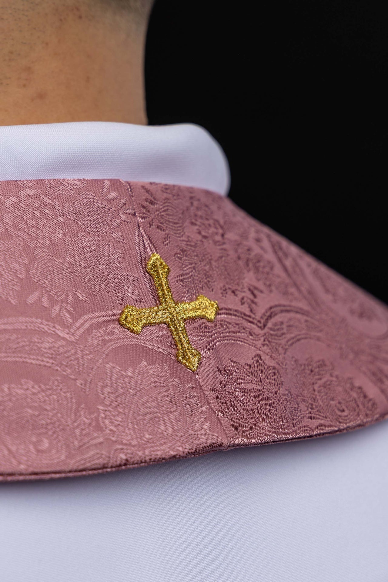Estola bordada con motivo de la Cruz tejido jacquard rosa