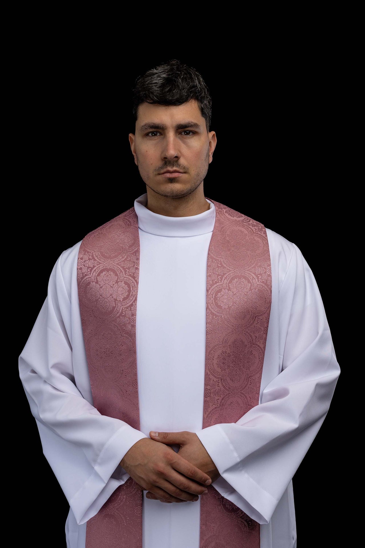 Estola bordada con motivo de la Cruz tejido jacquard rosa