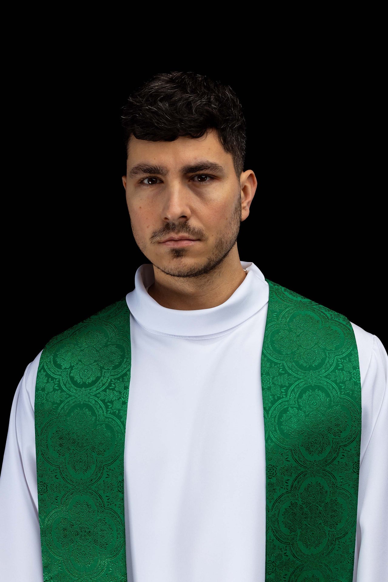 Estola bordada con motivo de Cruz en tejido jacquard verde