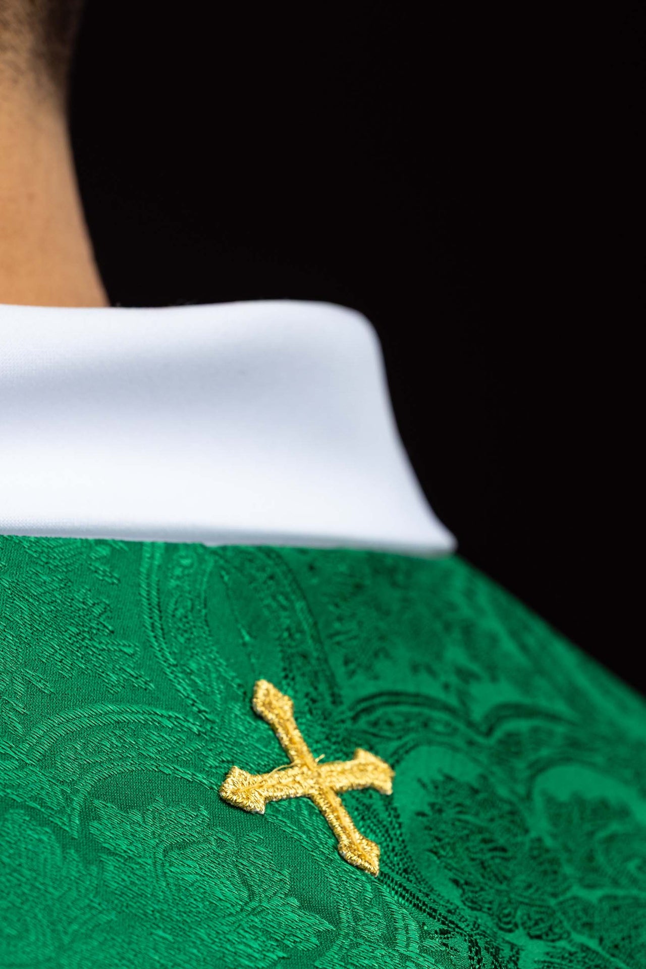 Estola bordada con motivo de Cruz en tejido jacquard verde