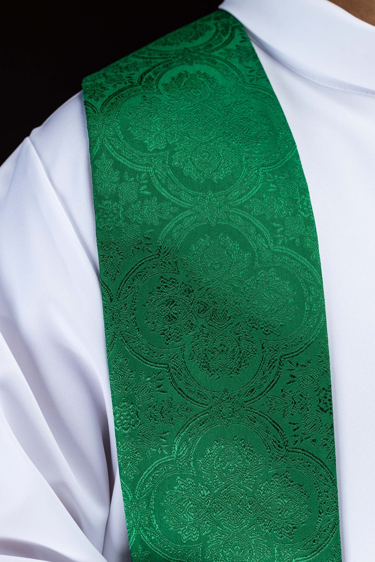 Estola bordada con motivo de Cruz en tejido jacquard verde
