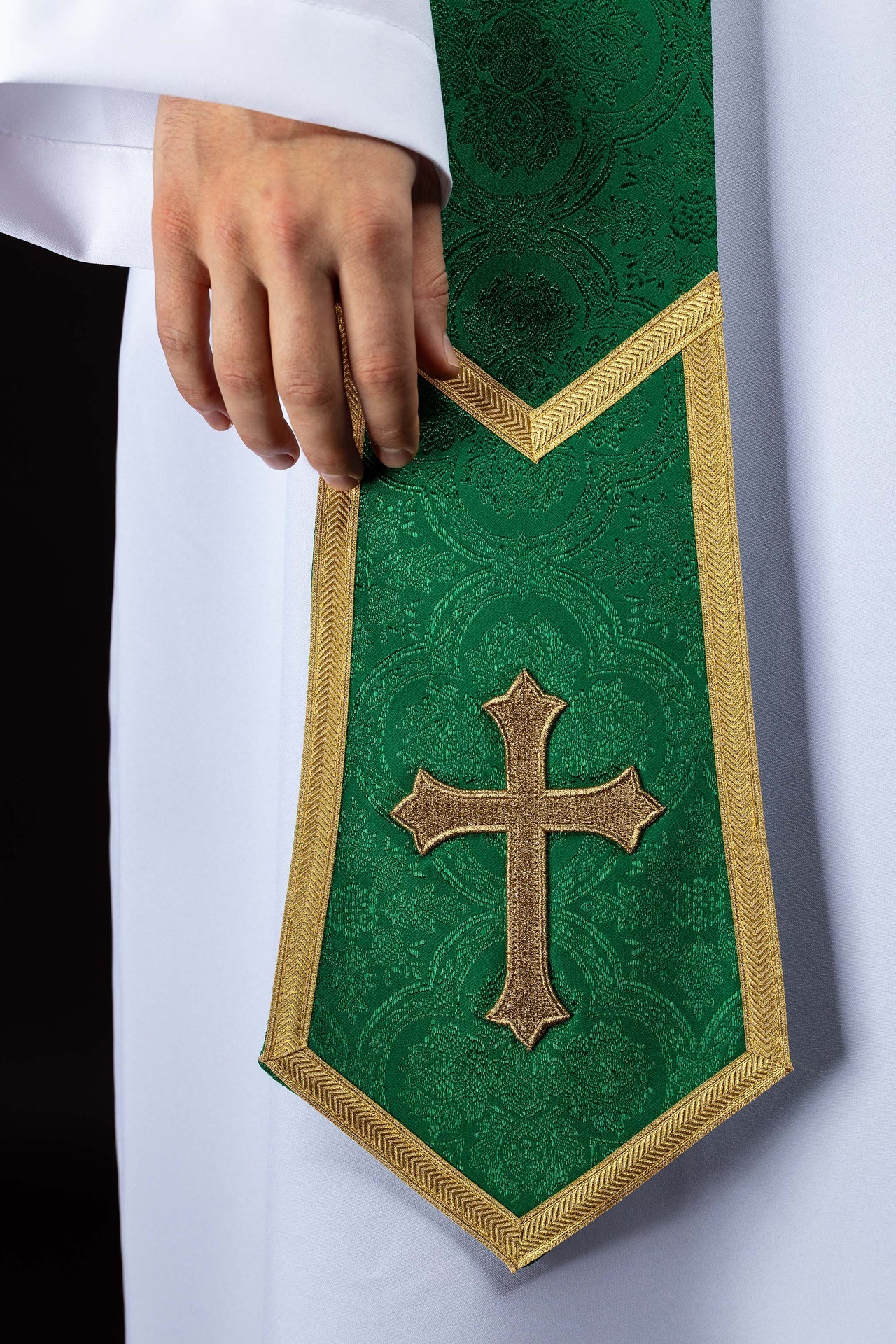 Estola bordada con motivo de Cruz en tejido jacquard verde