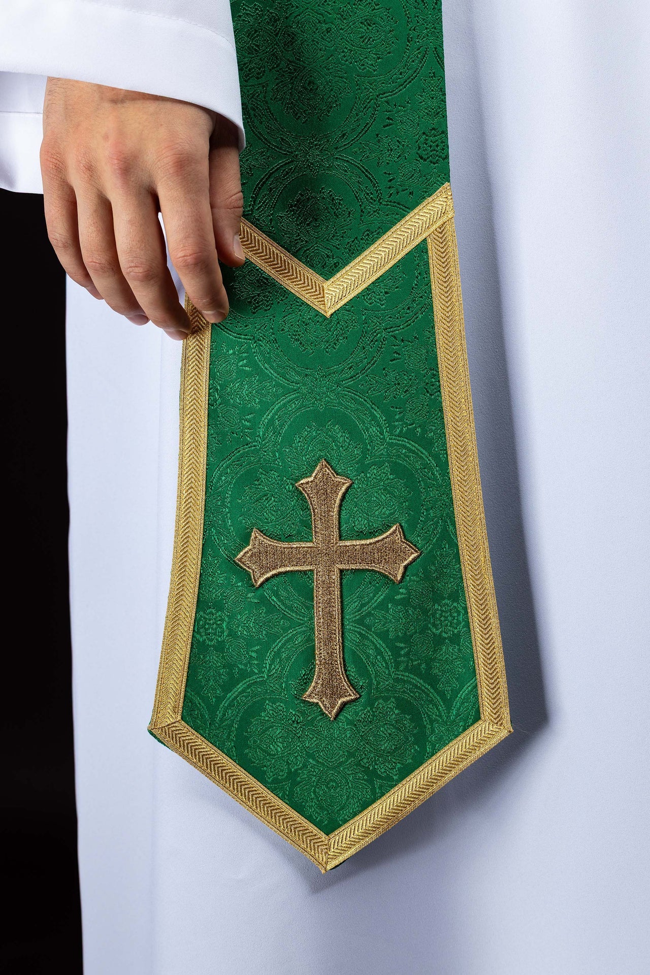 Estola bordada con motivo de Cruz en tejido jacquard verde