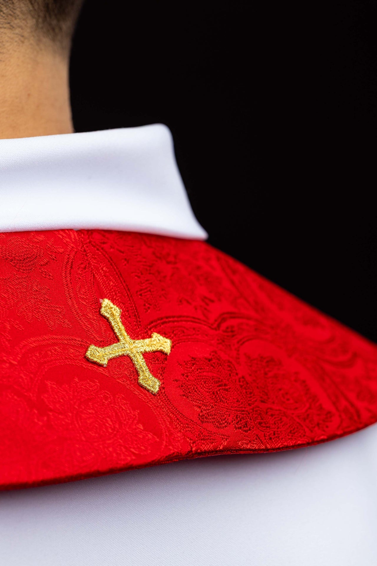 Stuła haftowana z motywem Krzyża czerwona tkanina żakardowa - ORNATY.PL